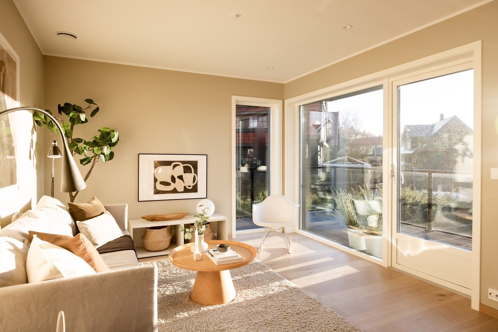 Boligen varmes opp via et felles fyringsanlegg med bergvarme. Det er vannbåren varme i alle rom, unntatt soverommene. Galleribilde