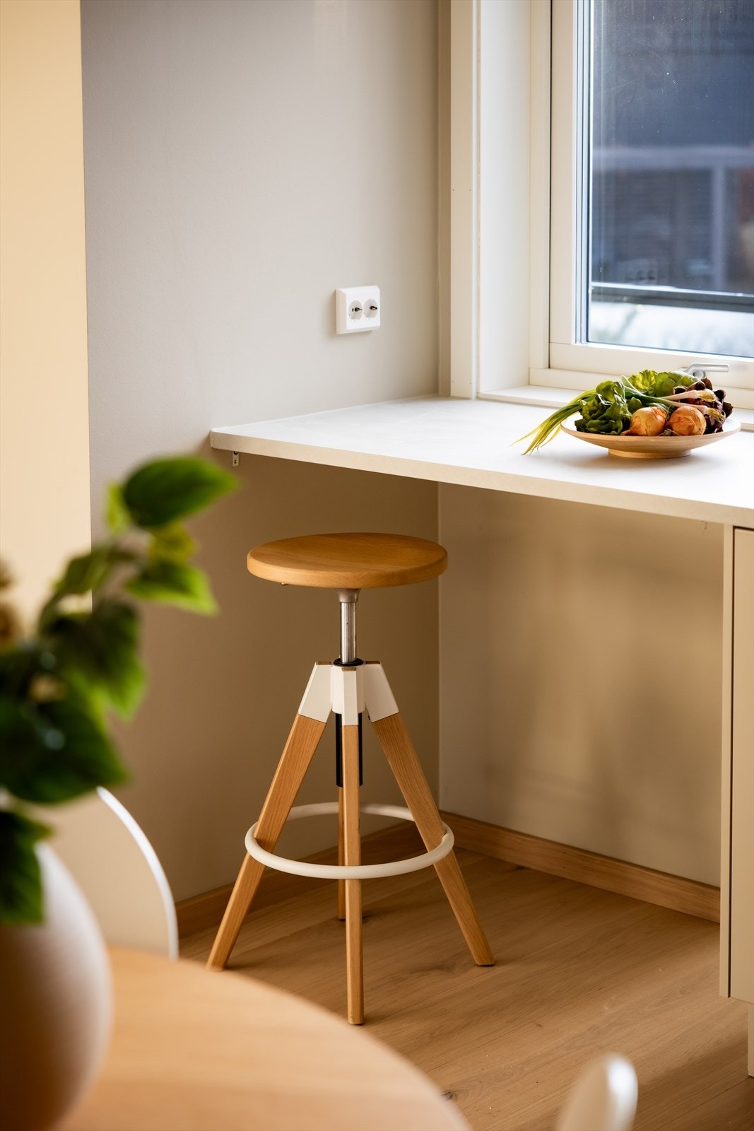 Over platetoppen er det installert en ventilasjonsvifte. Kjøkkenet har komfyrvakt og automatisk lekkasjestopper som øker sikkerheten mot brann og vannskader. Galleribilde