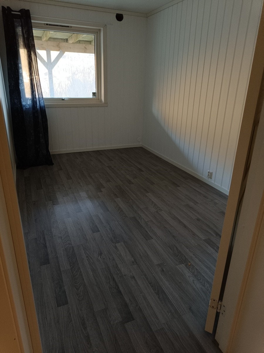 Soverom, klesskap til høre for døra. Galleribilde