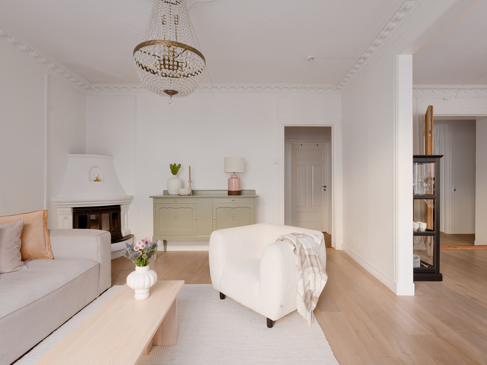 Leiligheten byr på en elegant stue med vedovn og delvis åpen løsning mot kjøkken og spisestue. Galleribilde