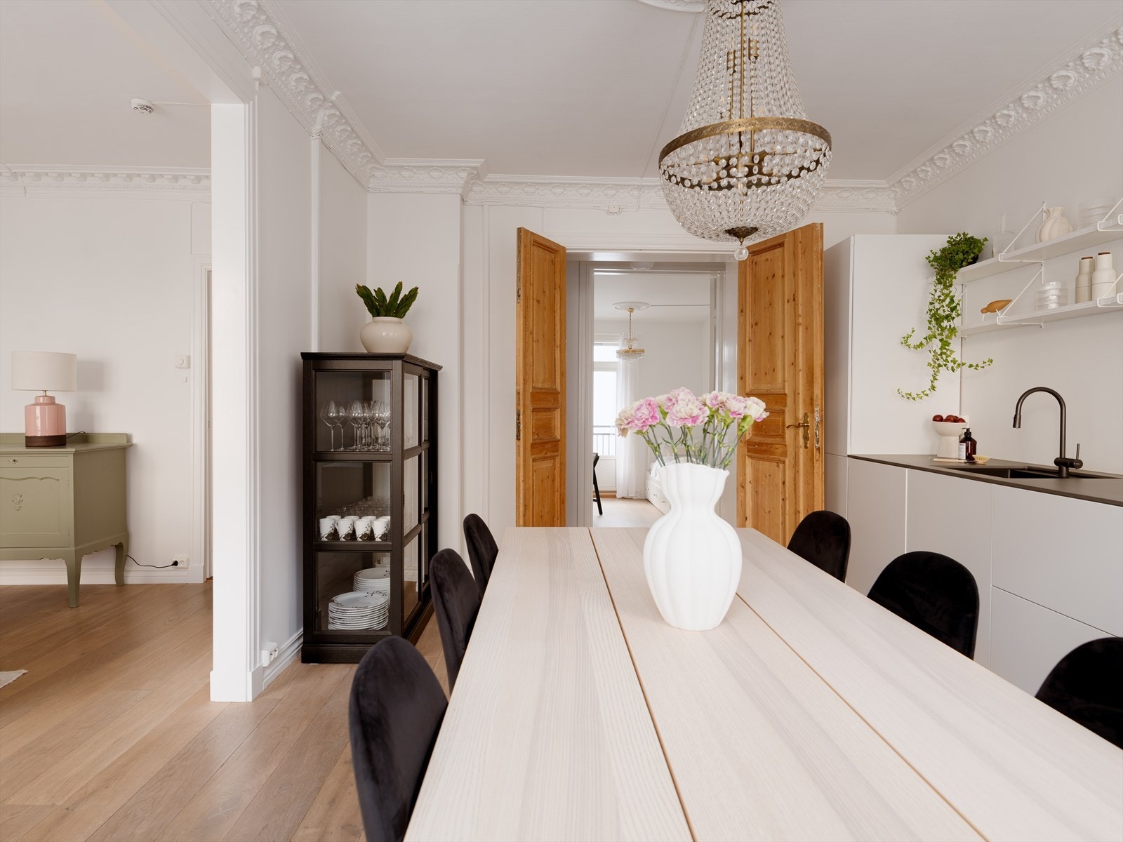 Her er det tidløse detaljer som stukkatur, rosett og originale to-fløyede profilerte dører. Galleribilde