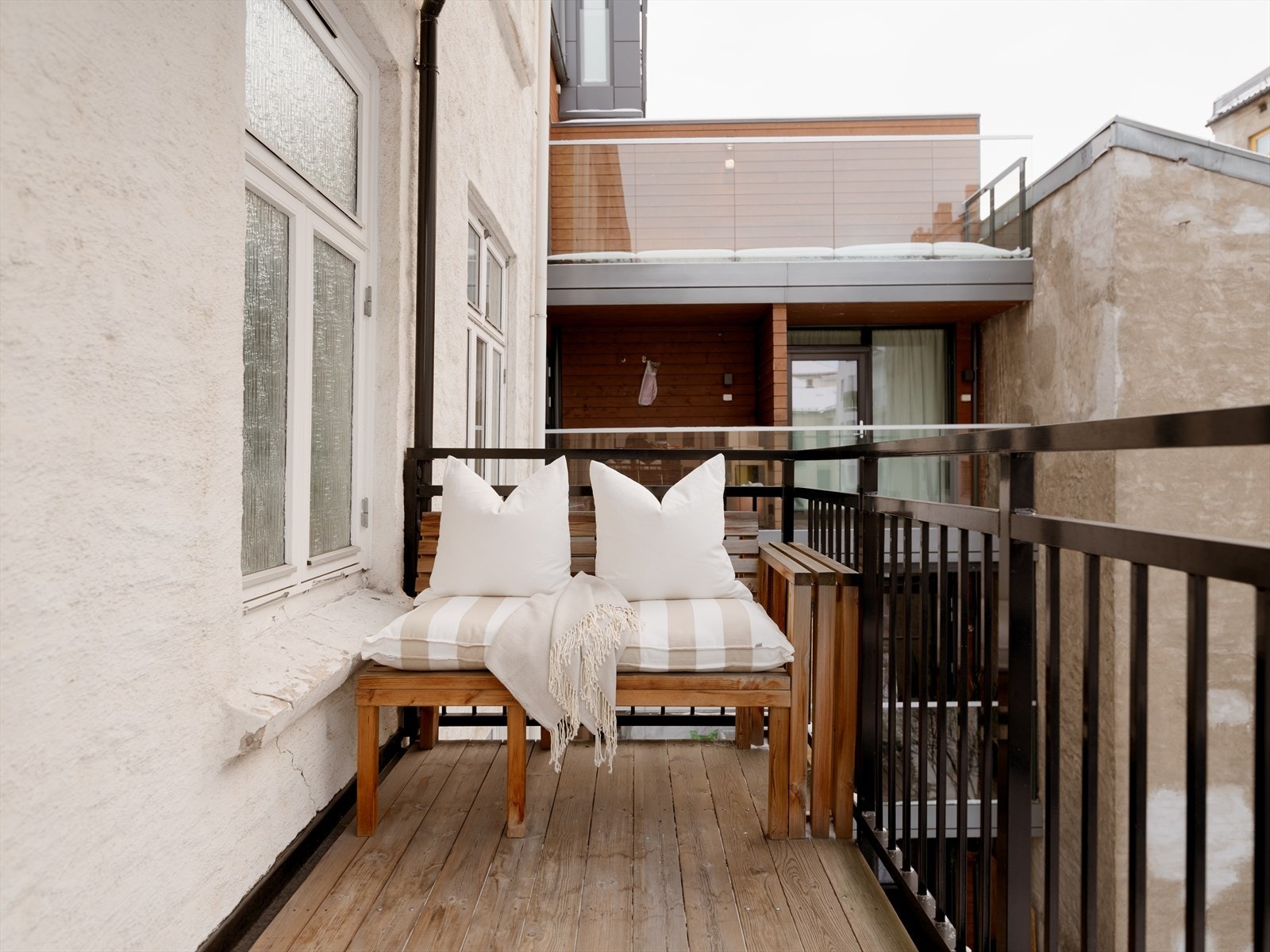 Det er god plass til sittegruppe og grill, perfekt for å nyte både morgenkaffen og ettermiddagssolen. Galleribilde