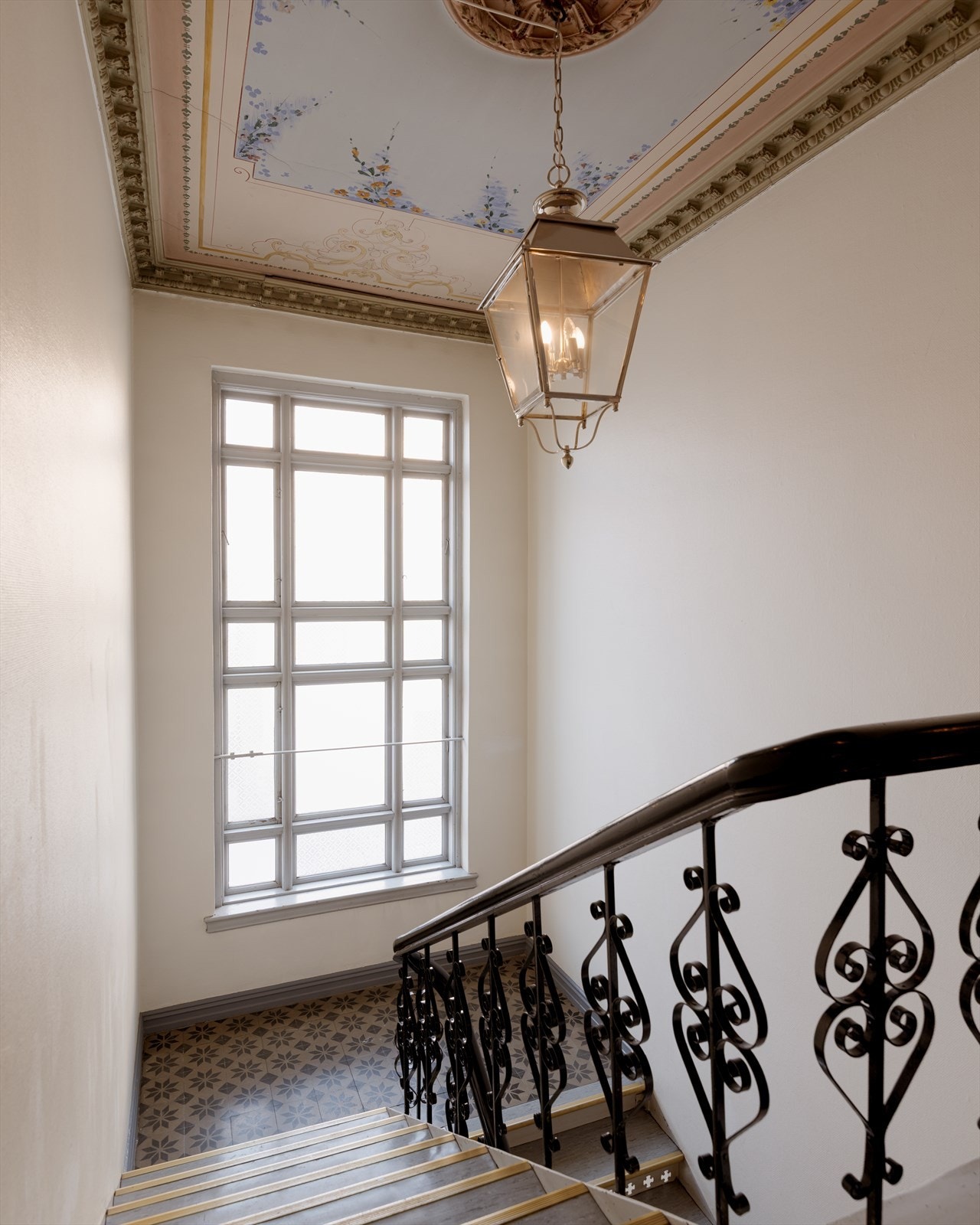 Boligen ligger i en klassisk bygård fra 1902 og byr på tidløse detaljer. Galleribilde