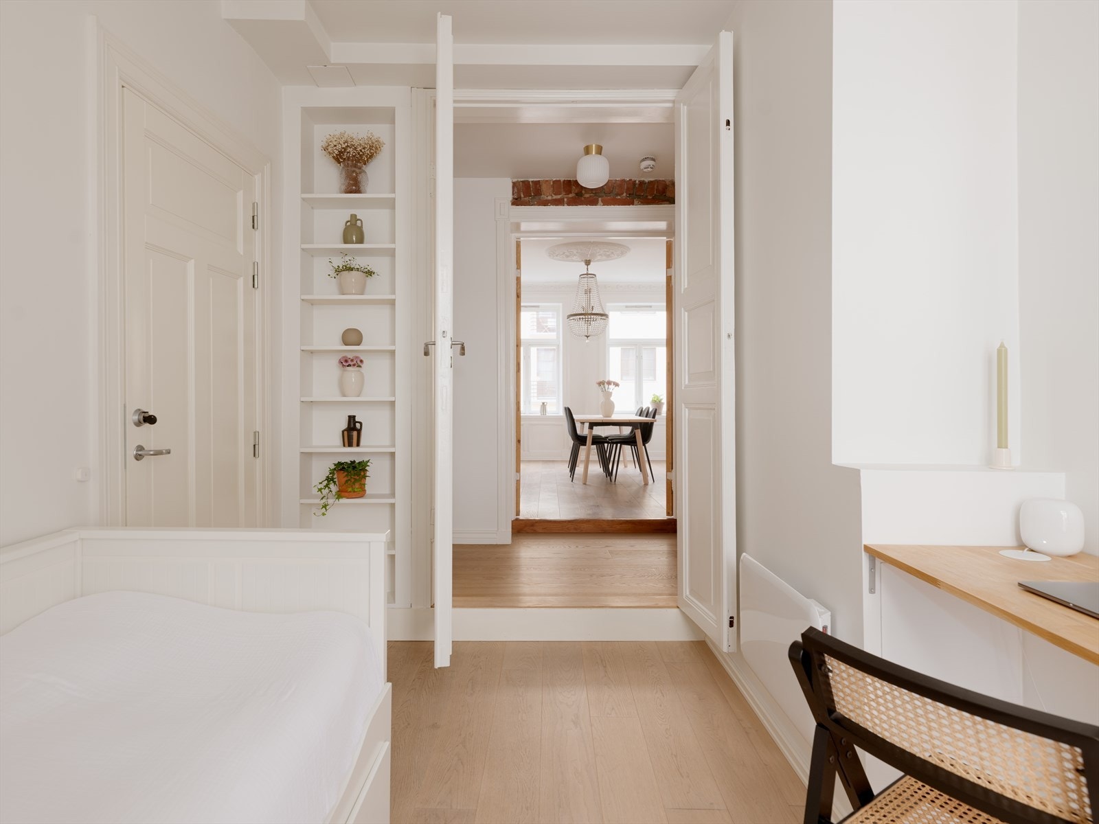 Den gjennomgående planløsningen sørger for en lys og luftig romfølelse. Galleribilde