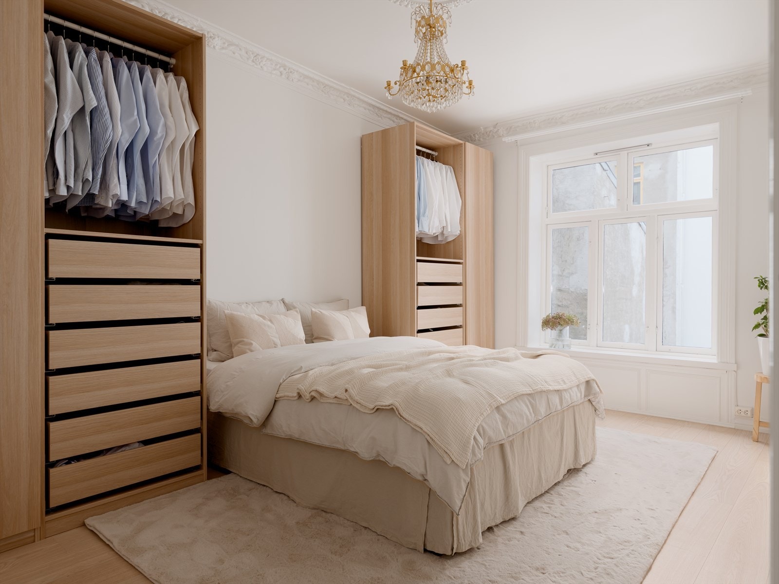 Her er det god plass til dobbeltseng og garderobeskap på hver side. Galleribilde