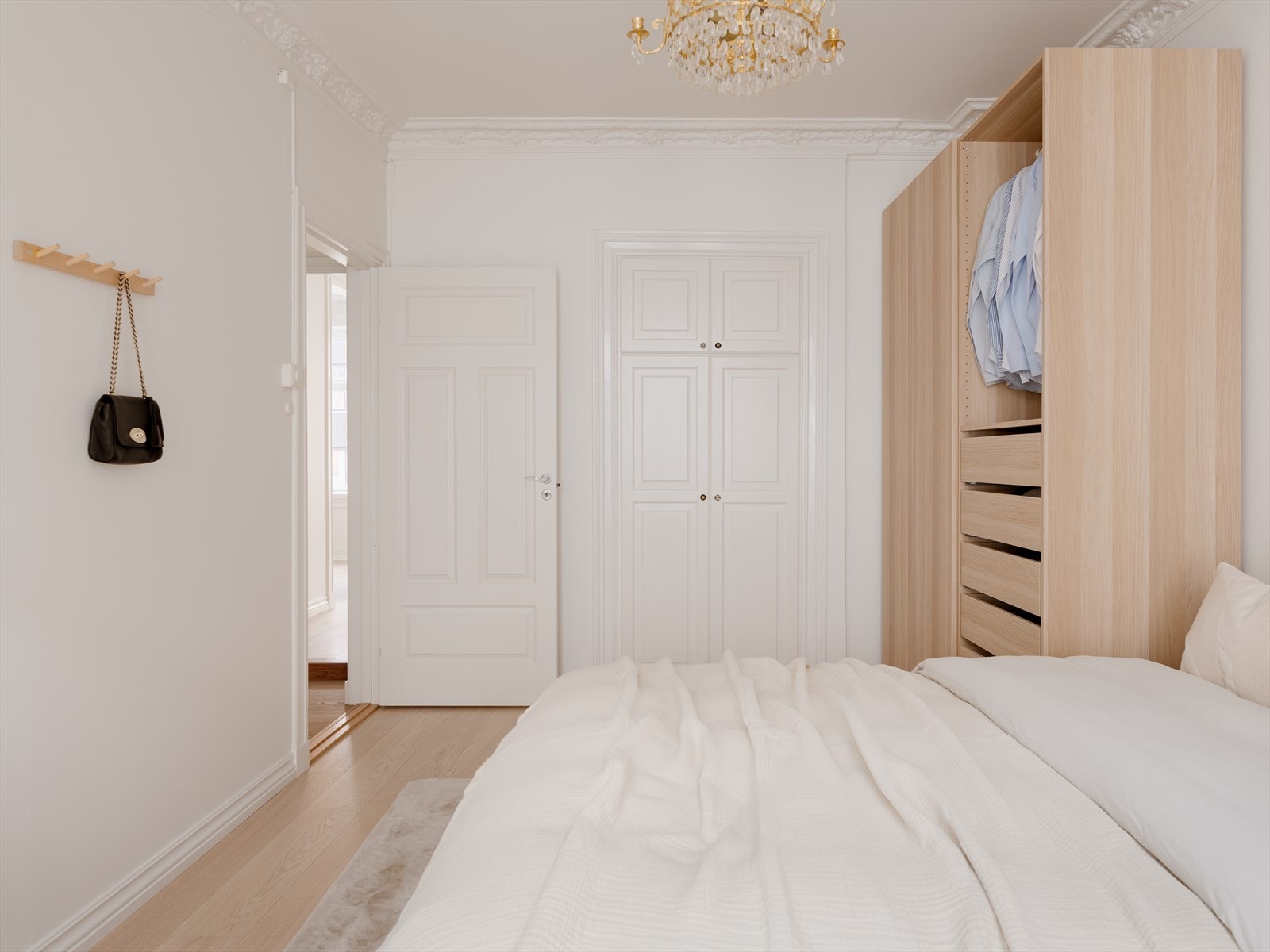 Rikelig med plass til oppbevaring av klær og sko. Galleribilde