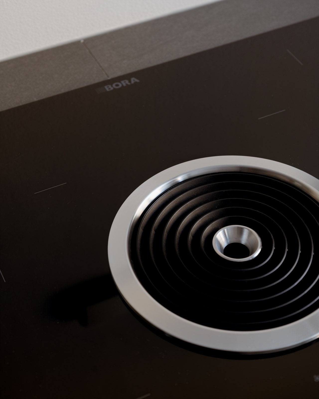 Ventilator er integrert i platetoppen med kullfilter, og kjøkkenet er utstyrt med integrerte hvitevarer som platetopp, stekeovn, oppvaskmaskin og kjøle-/fryseskap. Galleribilde