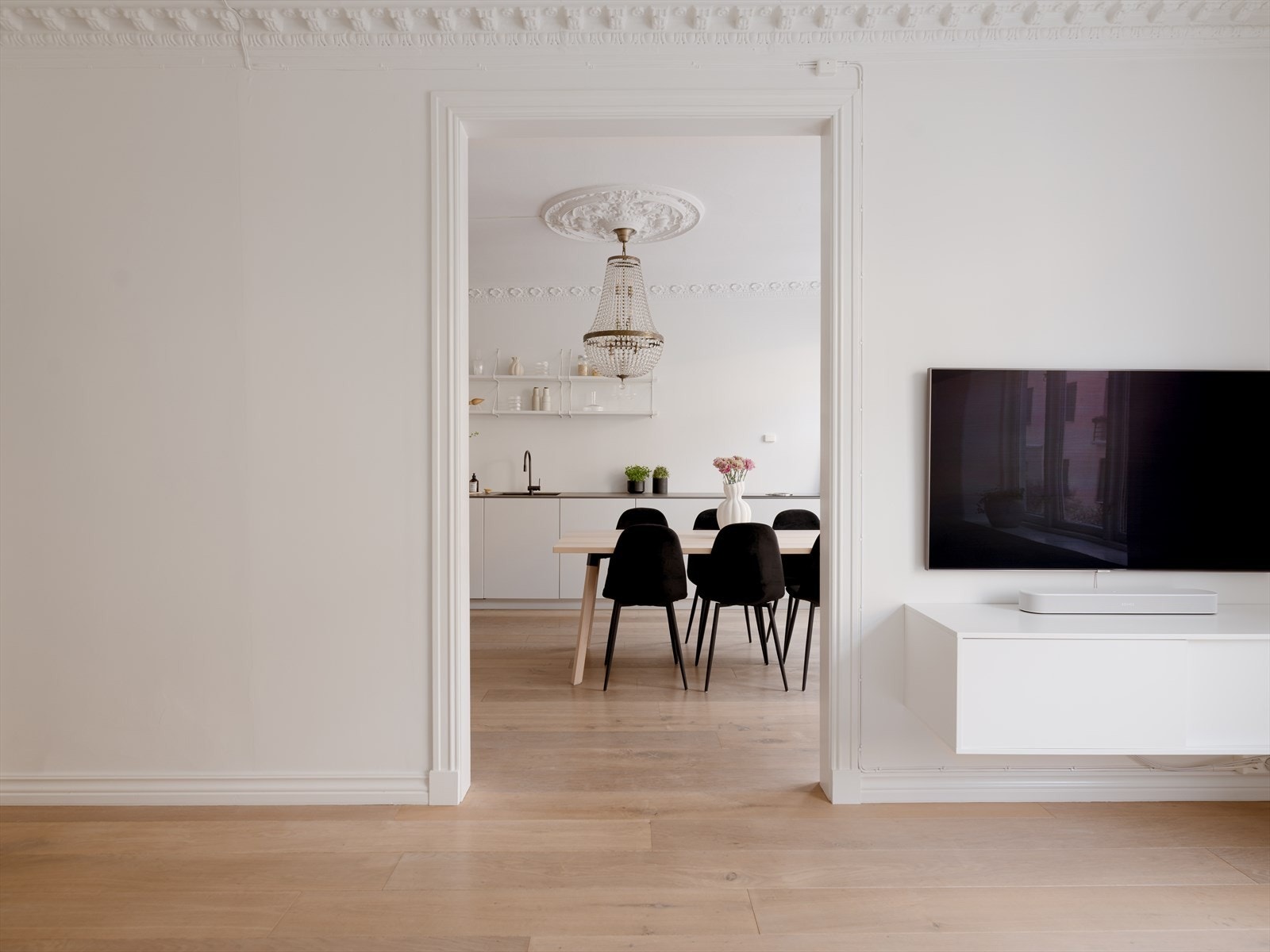 Den åpne forbindelsen gir en naturlig flyt mellom rommene, samtidig som stuen beholder sin egen karakter. Galleribilde