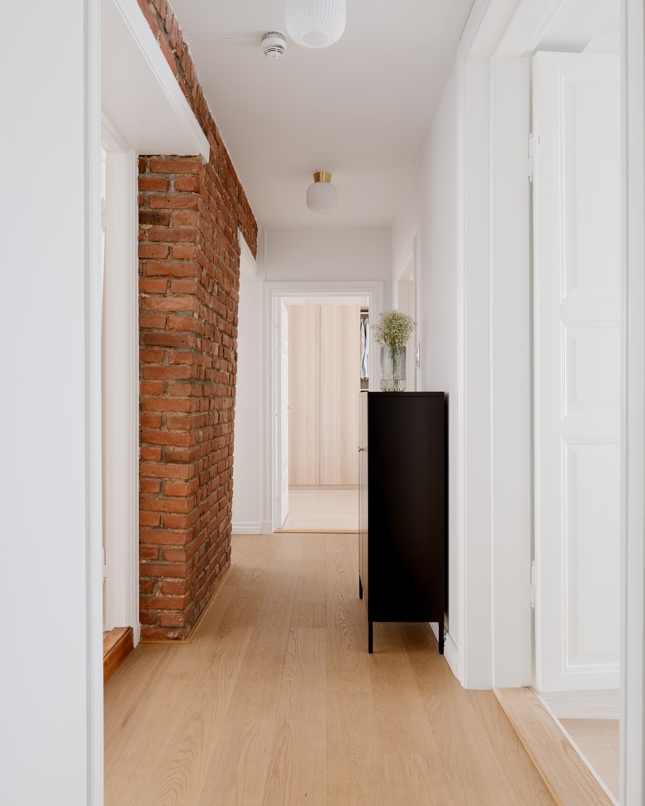 Leiligheten har en gjennomgående planløsning hvor det klassiske møter det moderne i perfekt harmoni. Galleribilde