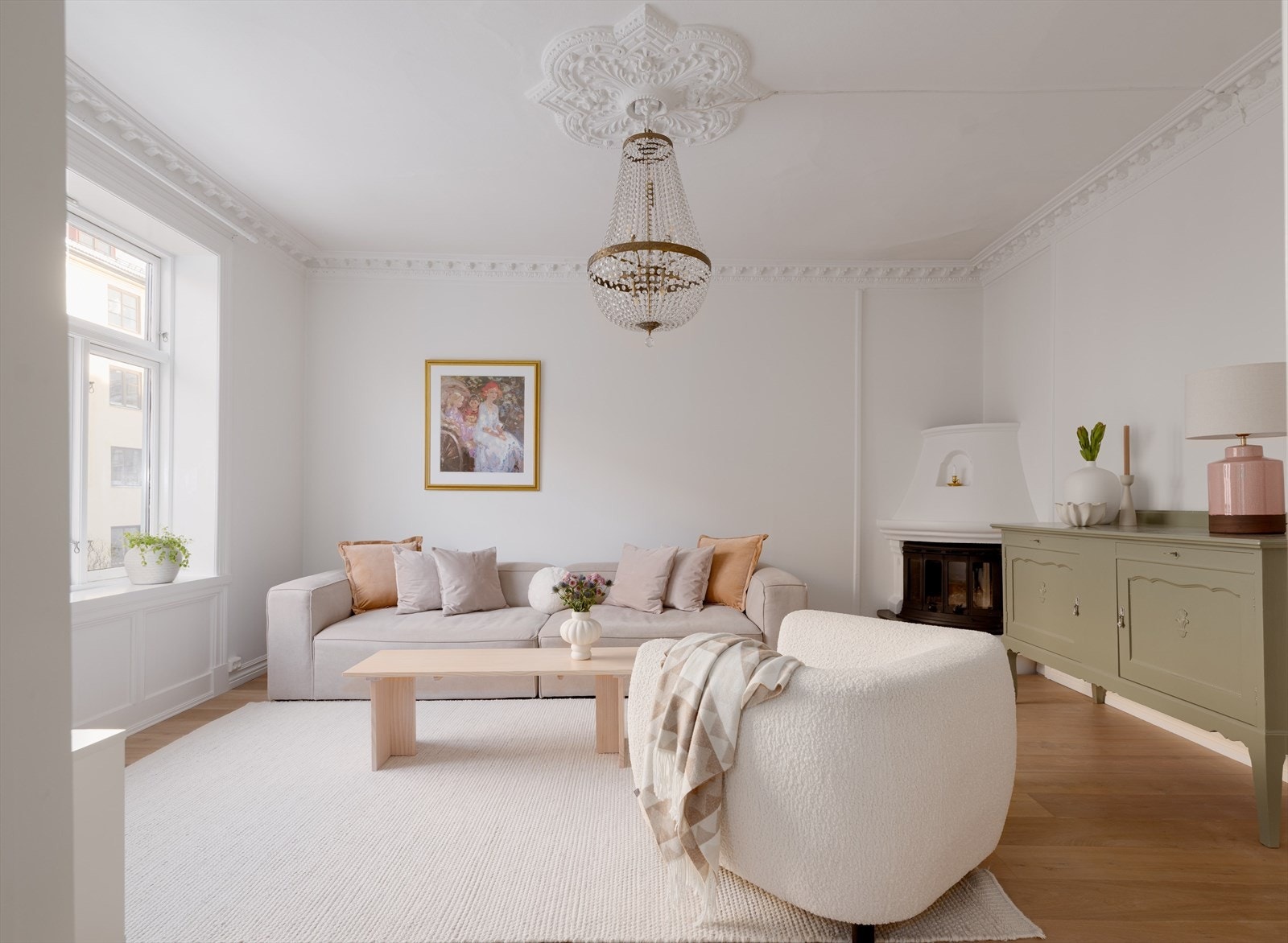 En vakker stue med god takhøyde og klassiske detaljer! Galleribilde