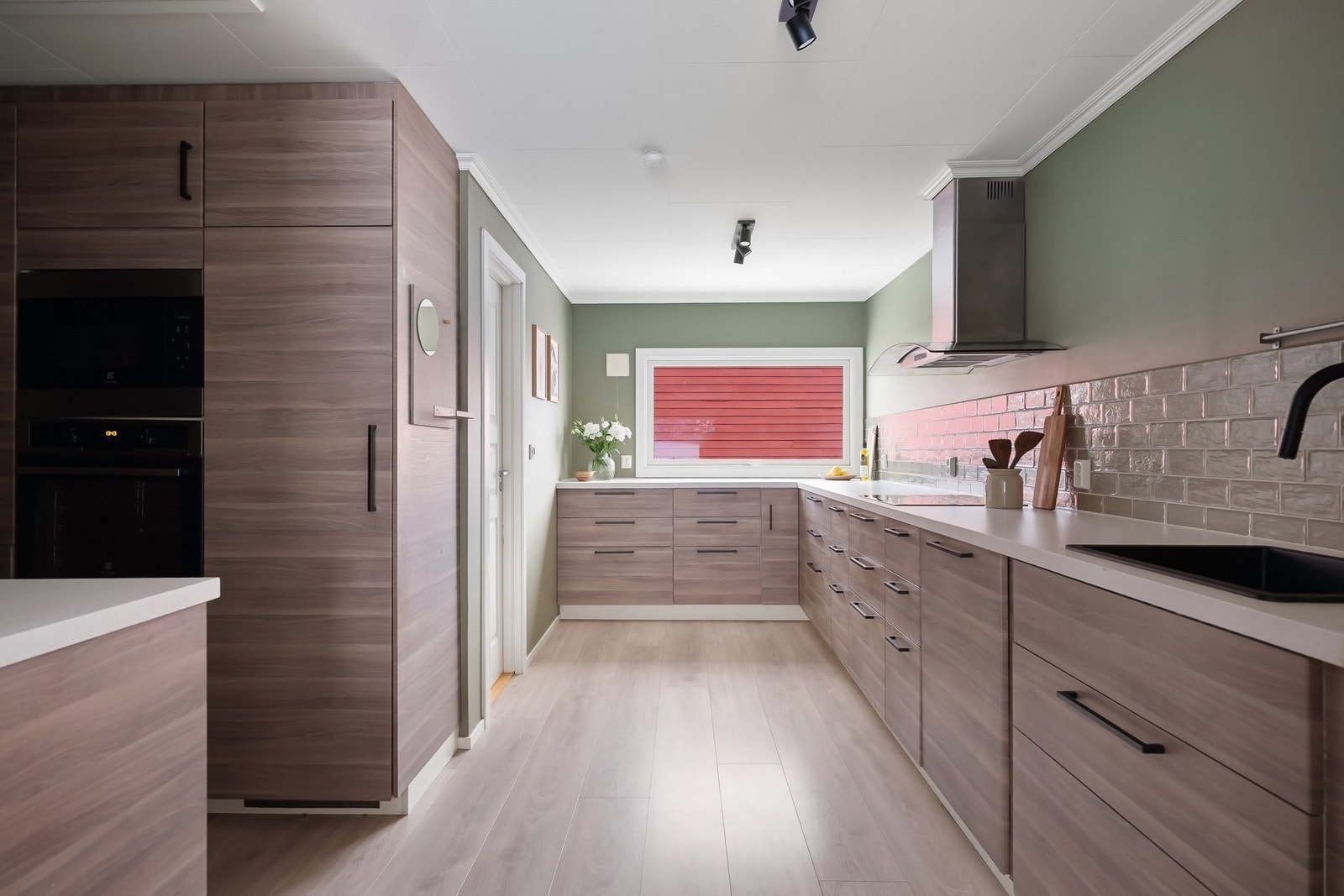 I åpen løsning mot stuen finner vi et pent kjøkken fra 2014 Galleribilde