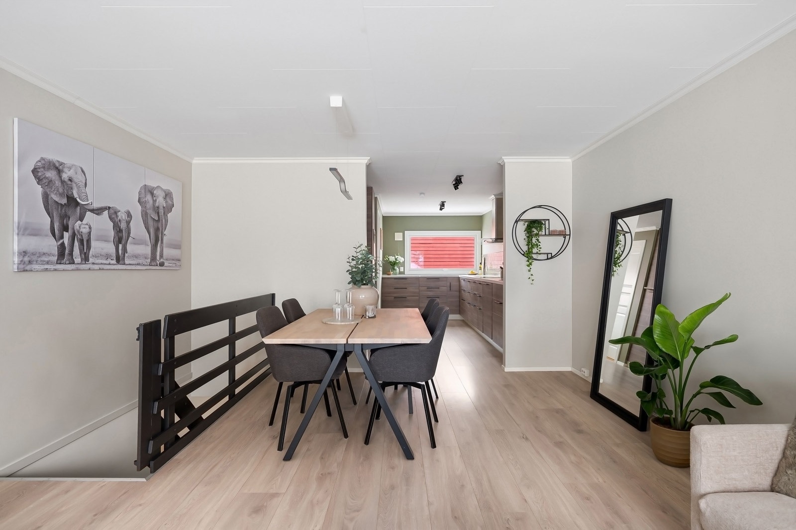 Mellom stue og kjøkken er det plass for spisebord Galleribilde