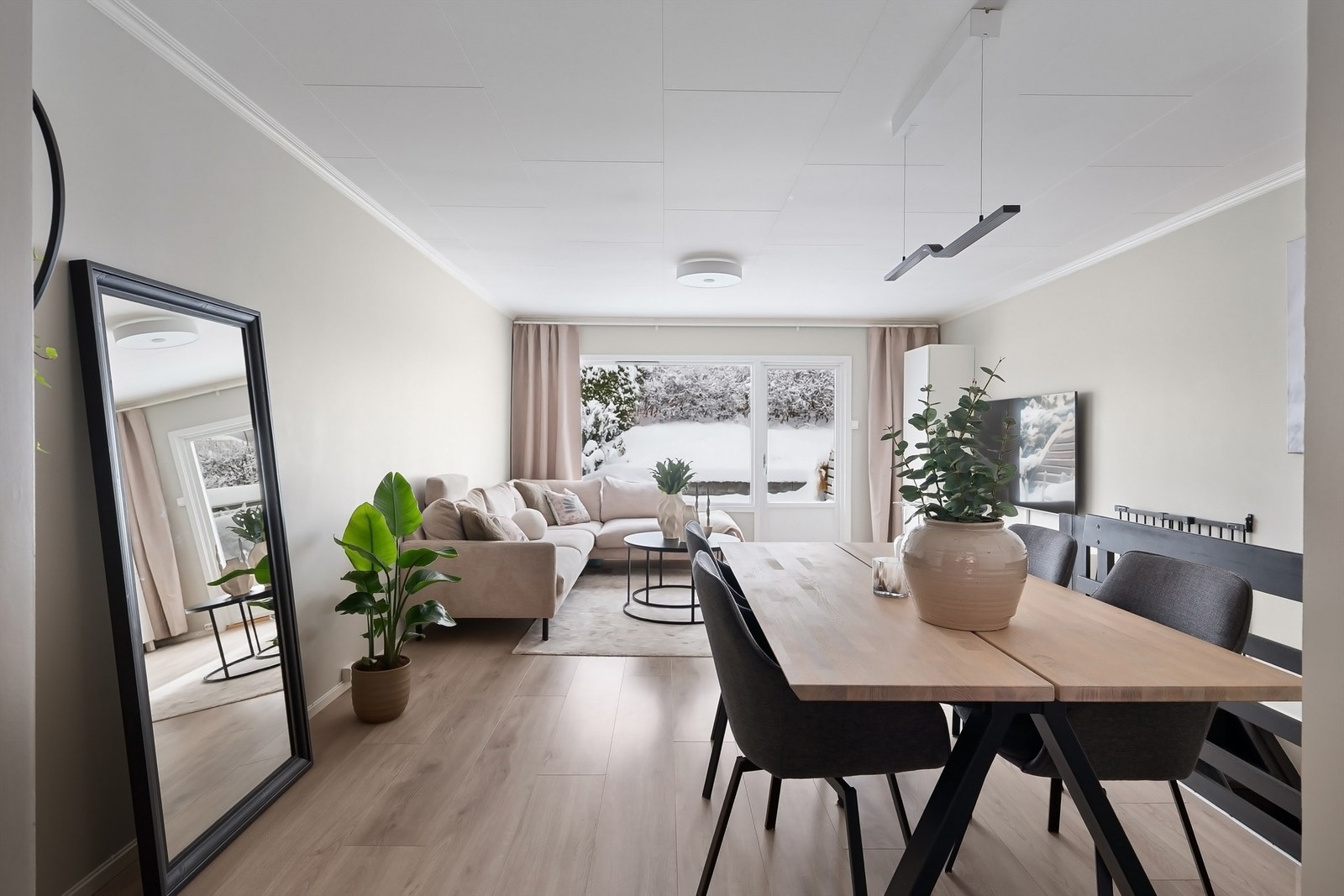 Lys og hyggelig stue med gode møbleringsmuligheter Galleribilde