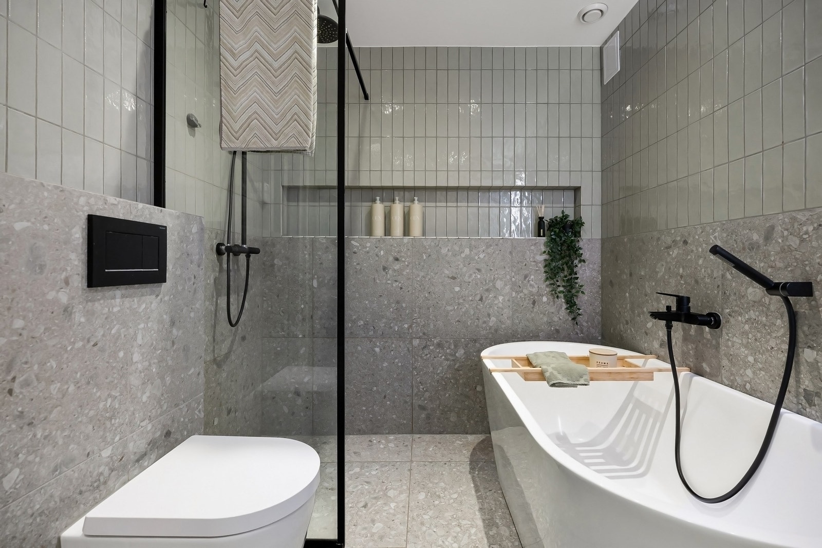 Badet har både badekar og dusj Galleribilde