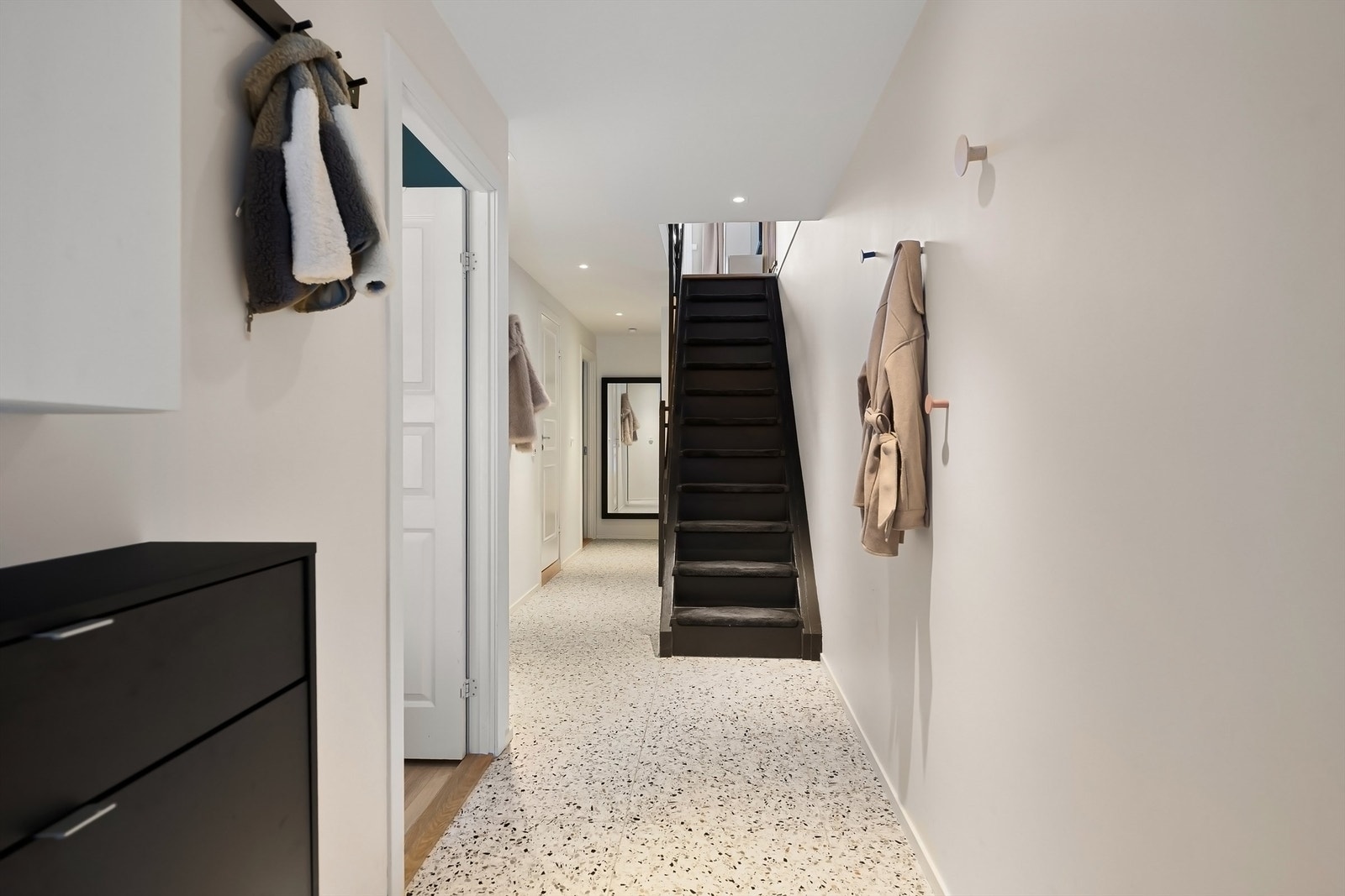 Underetasje har entre, gang, bad, soverom 1, rom benyttet som soverom 2 og rom benyttet som soverom 3 Galleribilde