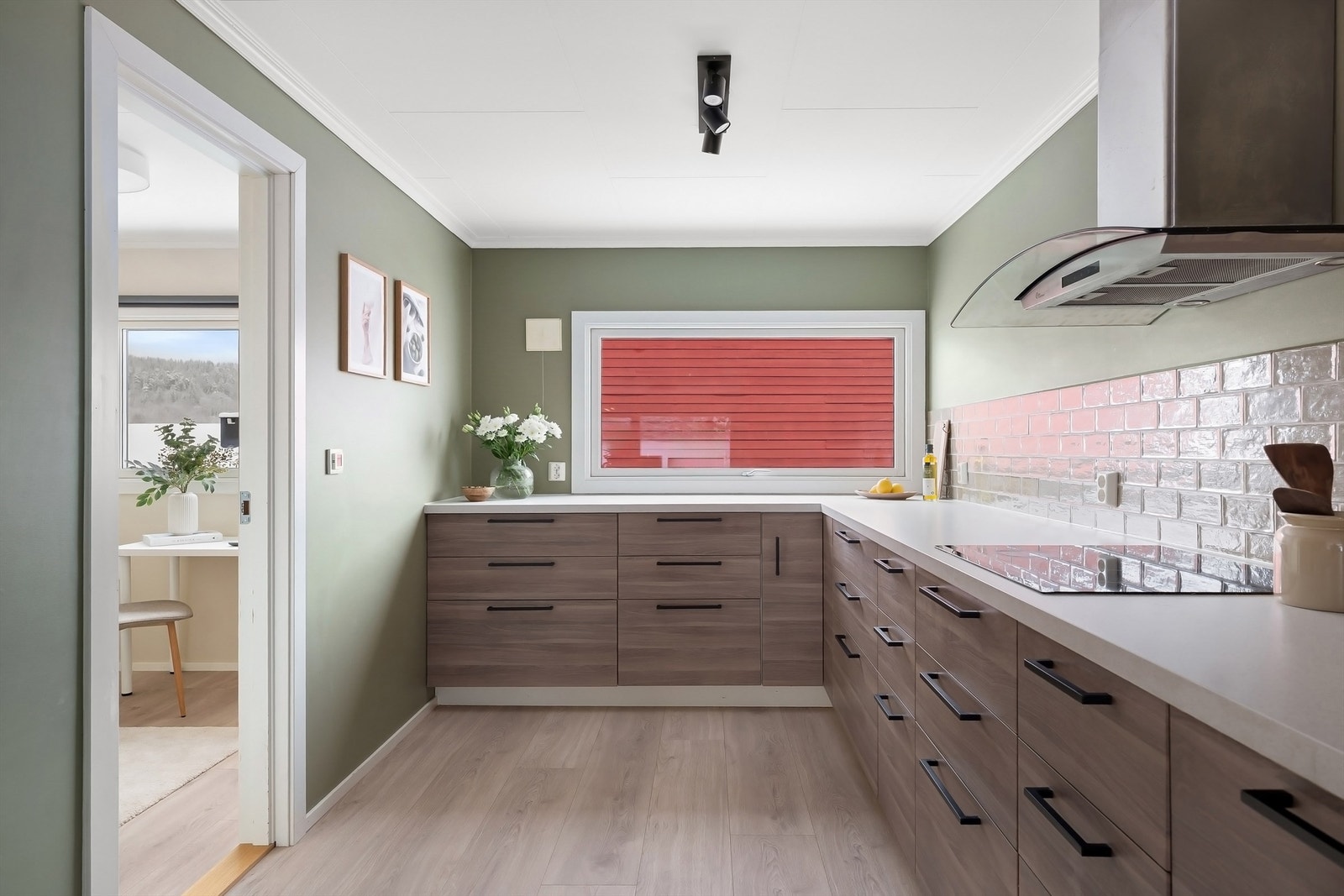 Kjøkkenet har mye skapplass og stor arbeidsflate Galleribilde