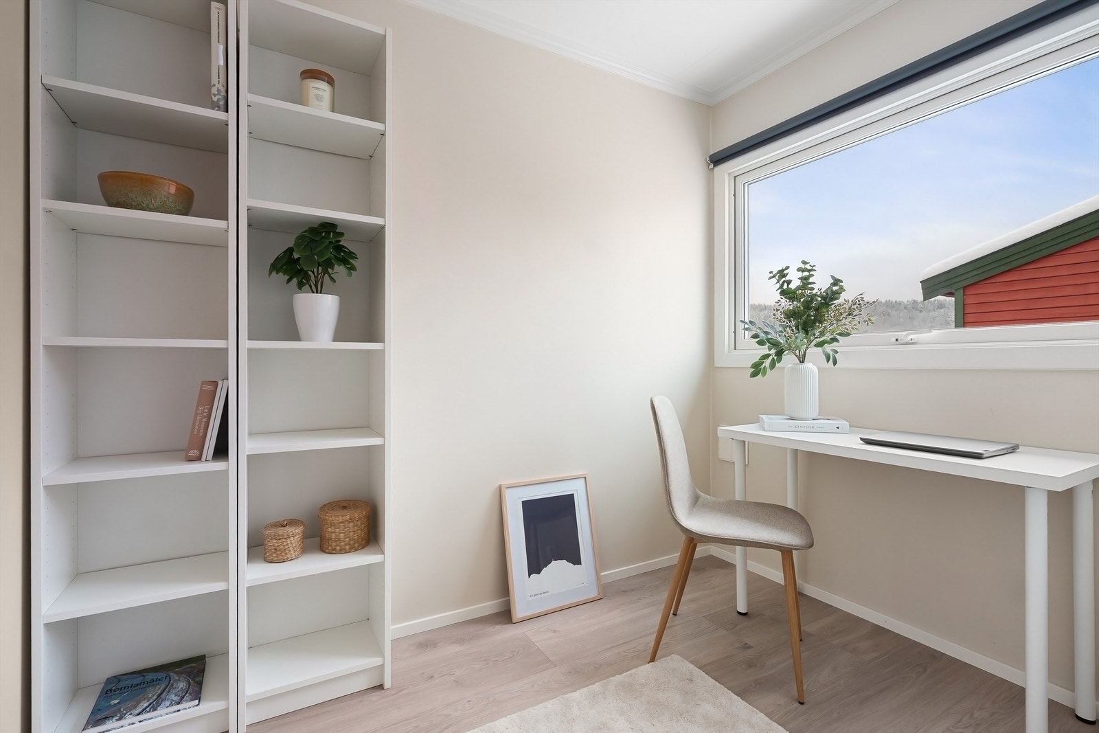 Ved kjøkkenet har du et praktisk kontor. Deler av kjøkkenet (nisjen) og kontoret var opprinnelig byggemeldt som soverom Galleribilde