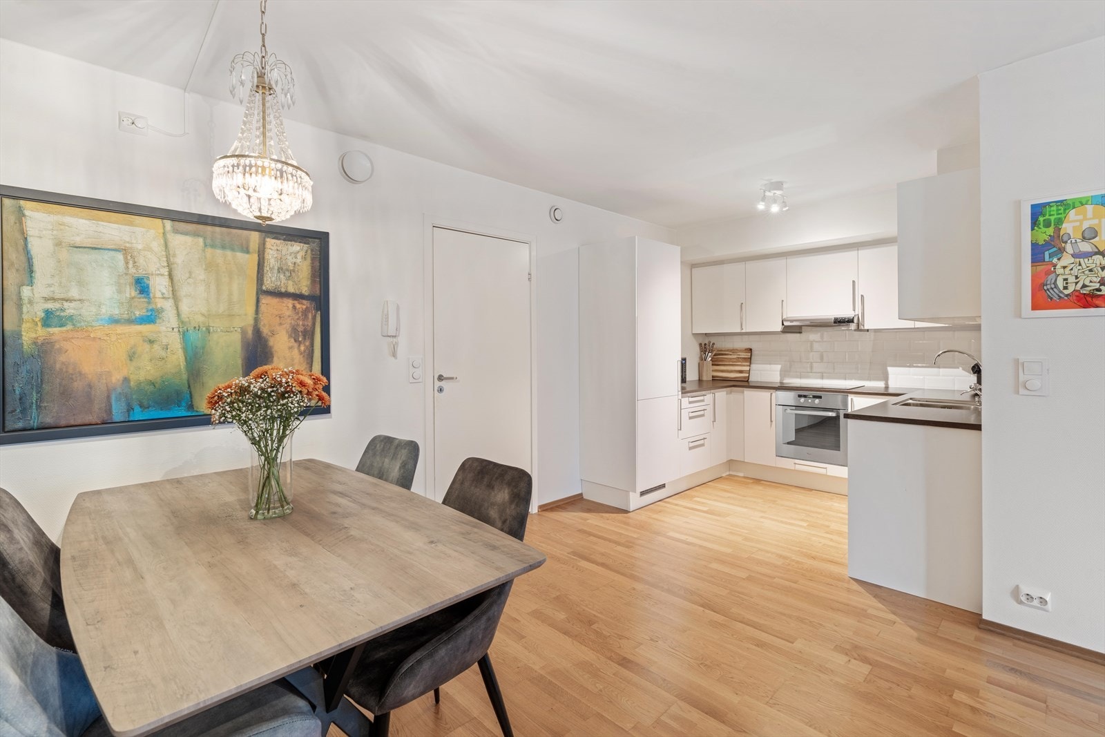 Pent, hvitt kjøkken med integrerte hvitevarer Galleribilde