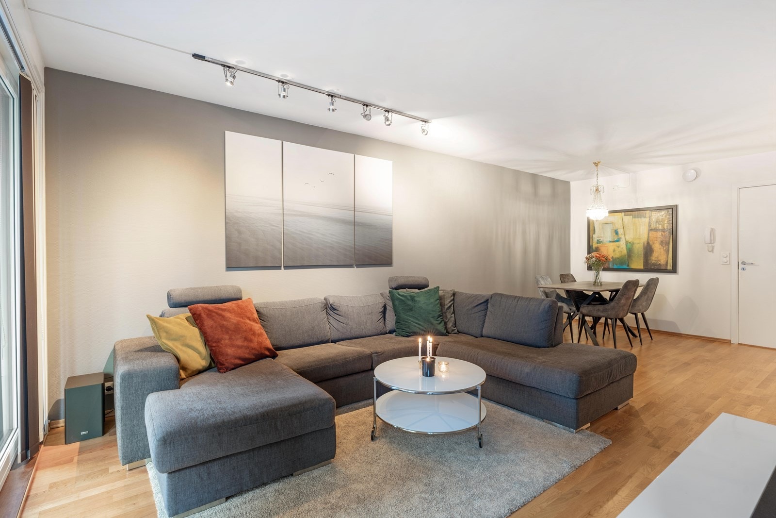 Det er plass til både sofagruppe og spisebordsmøbler Galleribilde