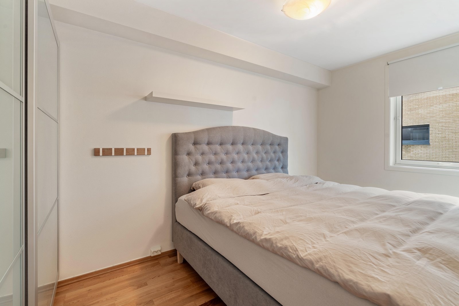 Praktisk skyvedørsgarderobe Galleribilde