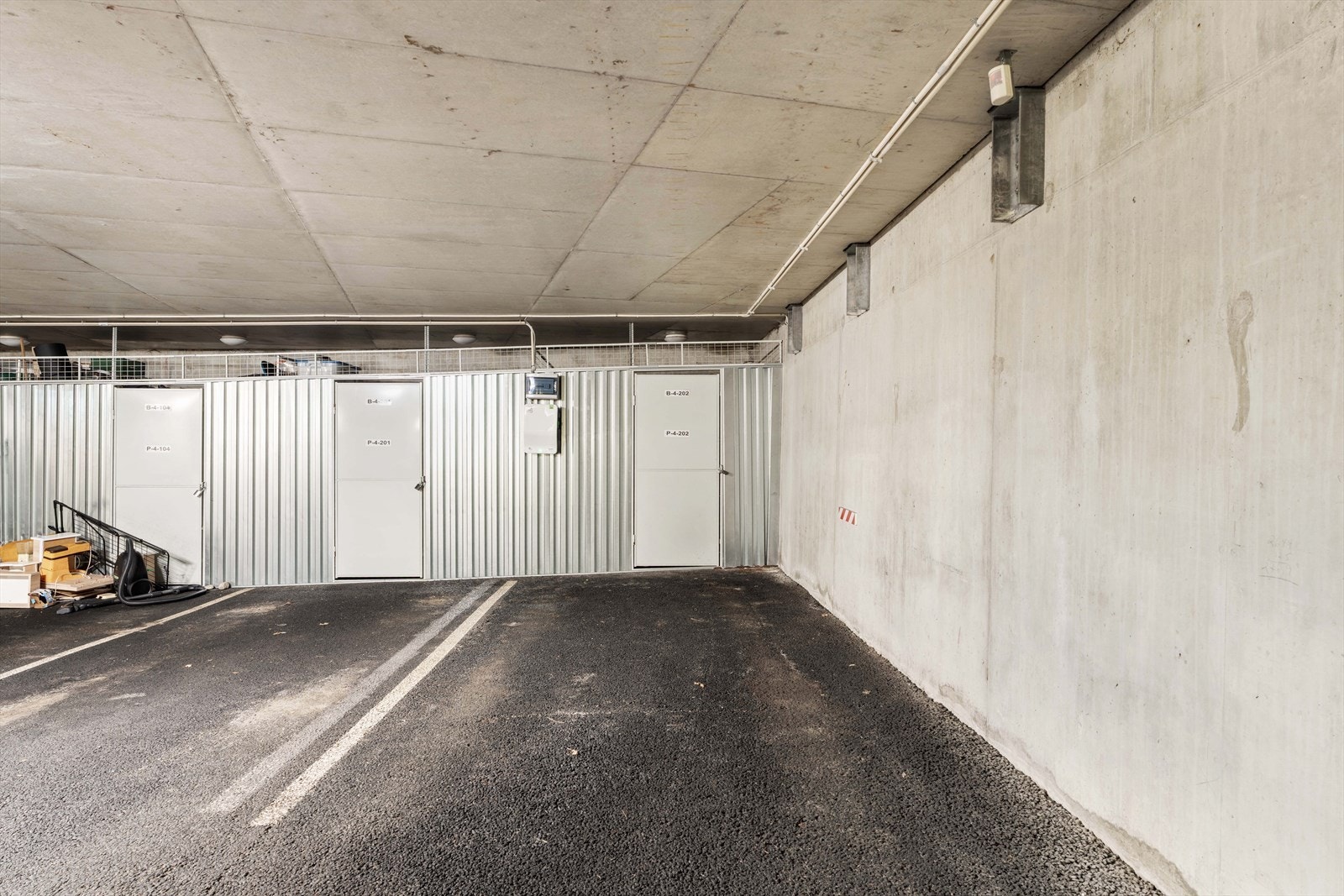 Fast parkering i garasje med el-bil lader Galleribilde