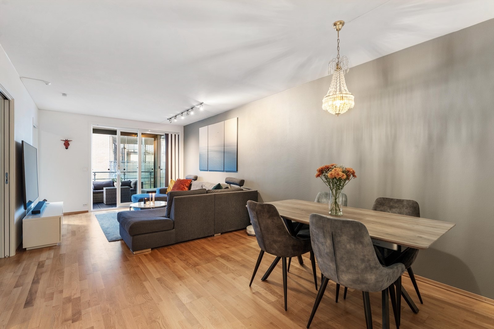 Lys og luftig stue med utgang til innglasset balkong Galleribilde