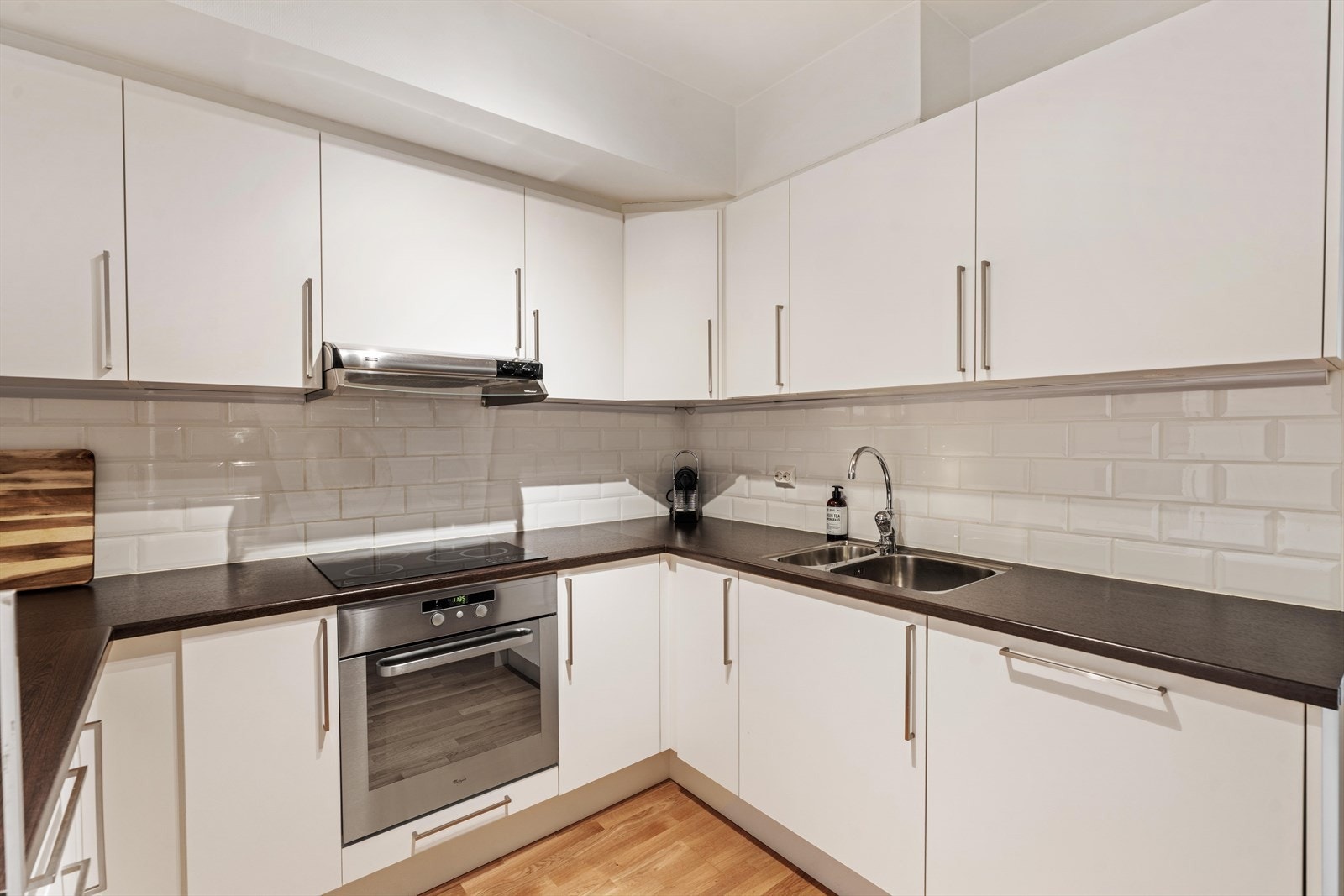 Det er god skapplass på kjøkken Galleribilde