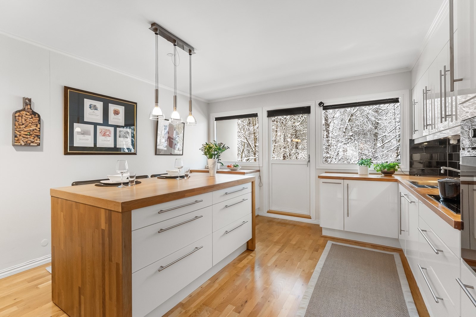 En flott leilighet med 3 gode soverom, et moderne bad, pent kjøkken og en romslig stue. Velkommen på visning! Galleribilde