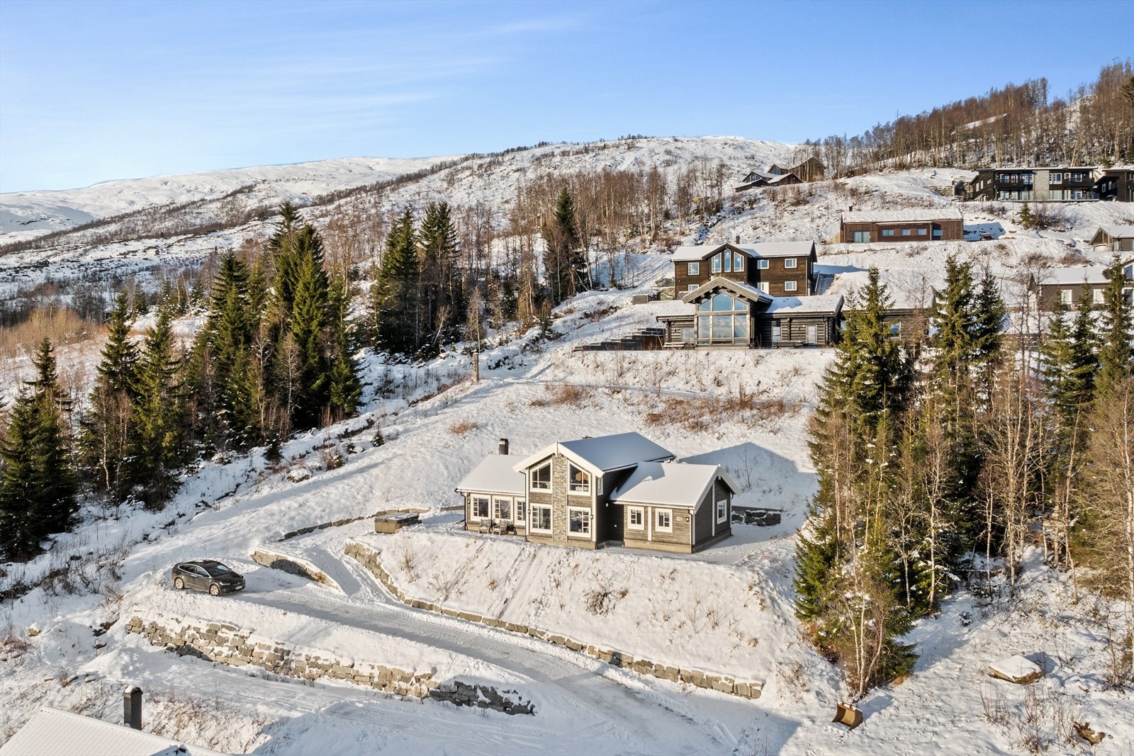 Hytta har etablert gangtilkomst frå biloppstillingsplass på underside av tilkomst. Galleribilde