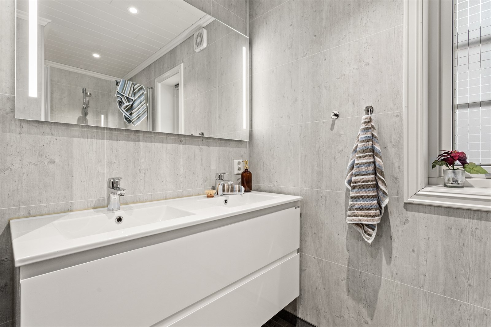 Badet har tidlaus og stilrein innreiing. Galleribilde