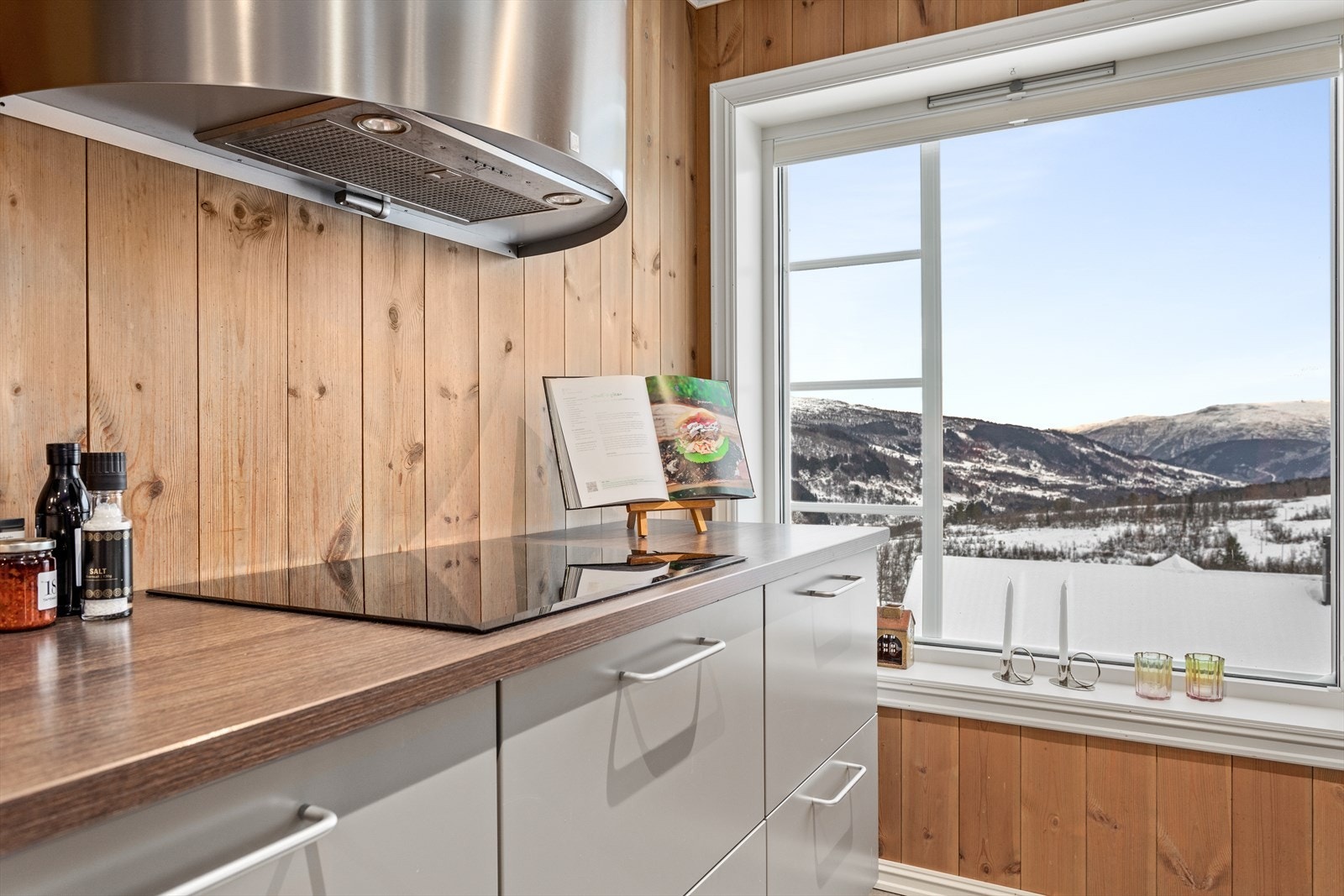 Moderne kjøkken med naturleg lysinnslepp. Sjekk utsikta nedover dalen Galleribilde