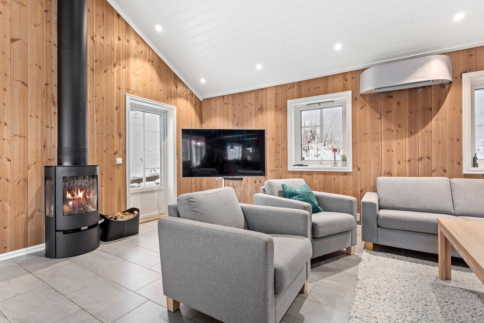 Her har ein god plass til å ta imot gjester. Det er både varmepumpe og vedomn som ekstra oppvarmingskjelder. I tillegg er det tilkomst ut til uteområde. Galleribilde