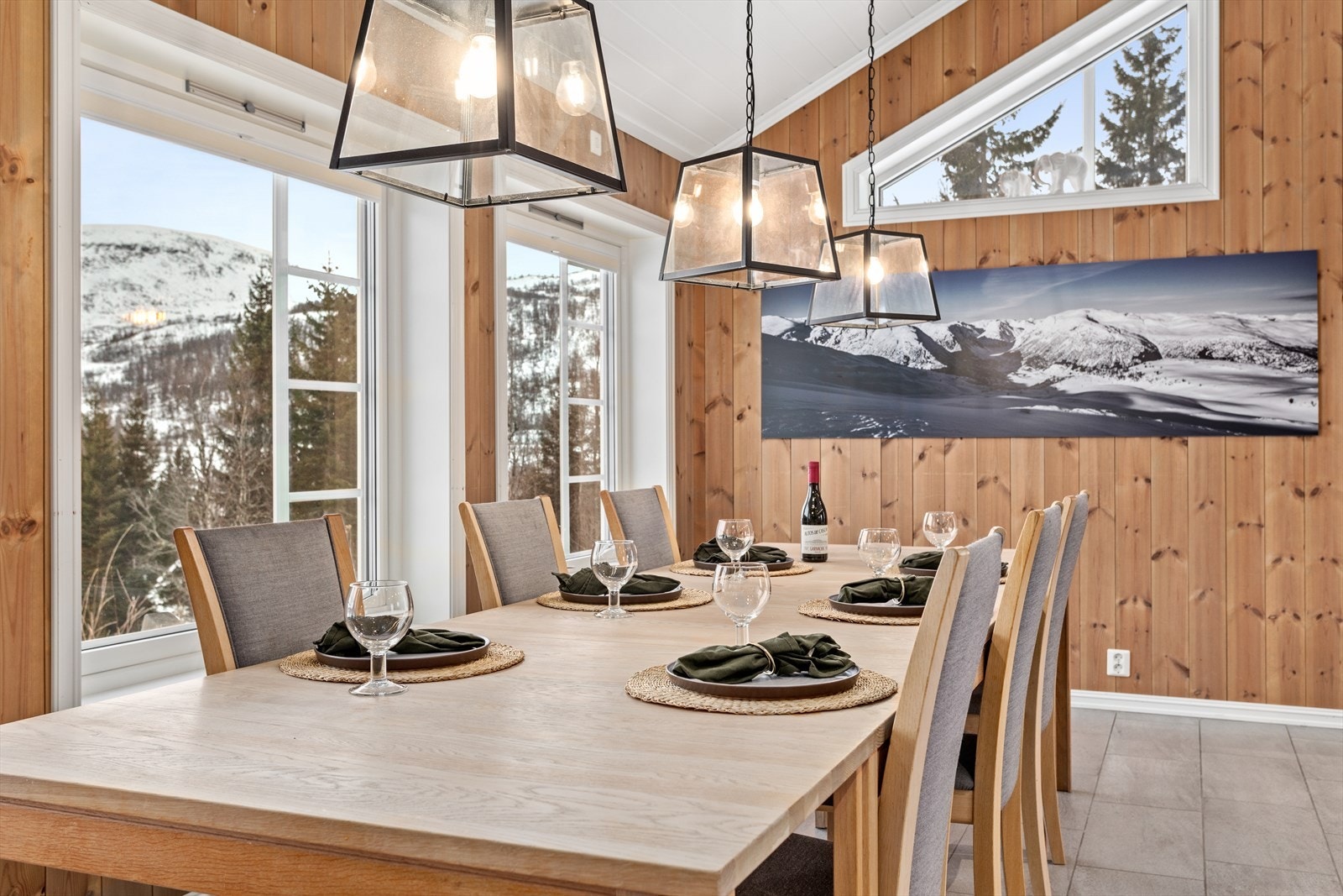 Her ved langbordet kan ein samle familie og vener til eit god måltid. Galleribilde