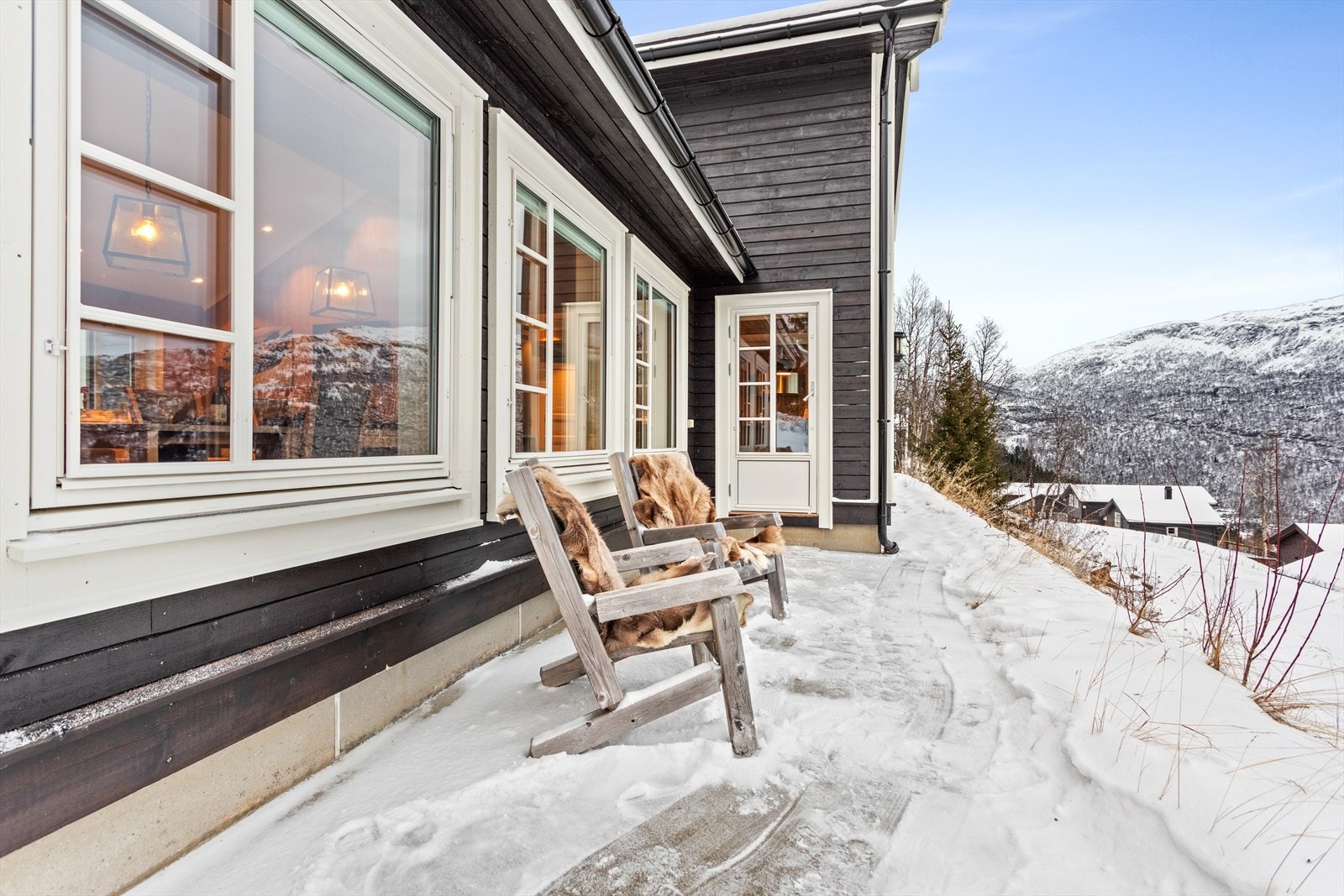 Her ute kan ein nyte stillheiten og fjelllufta rett utanfor døra. Galleribilde