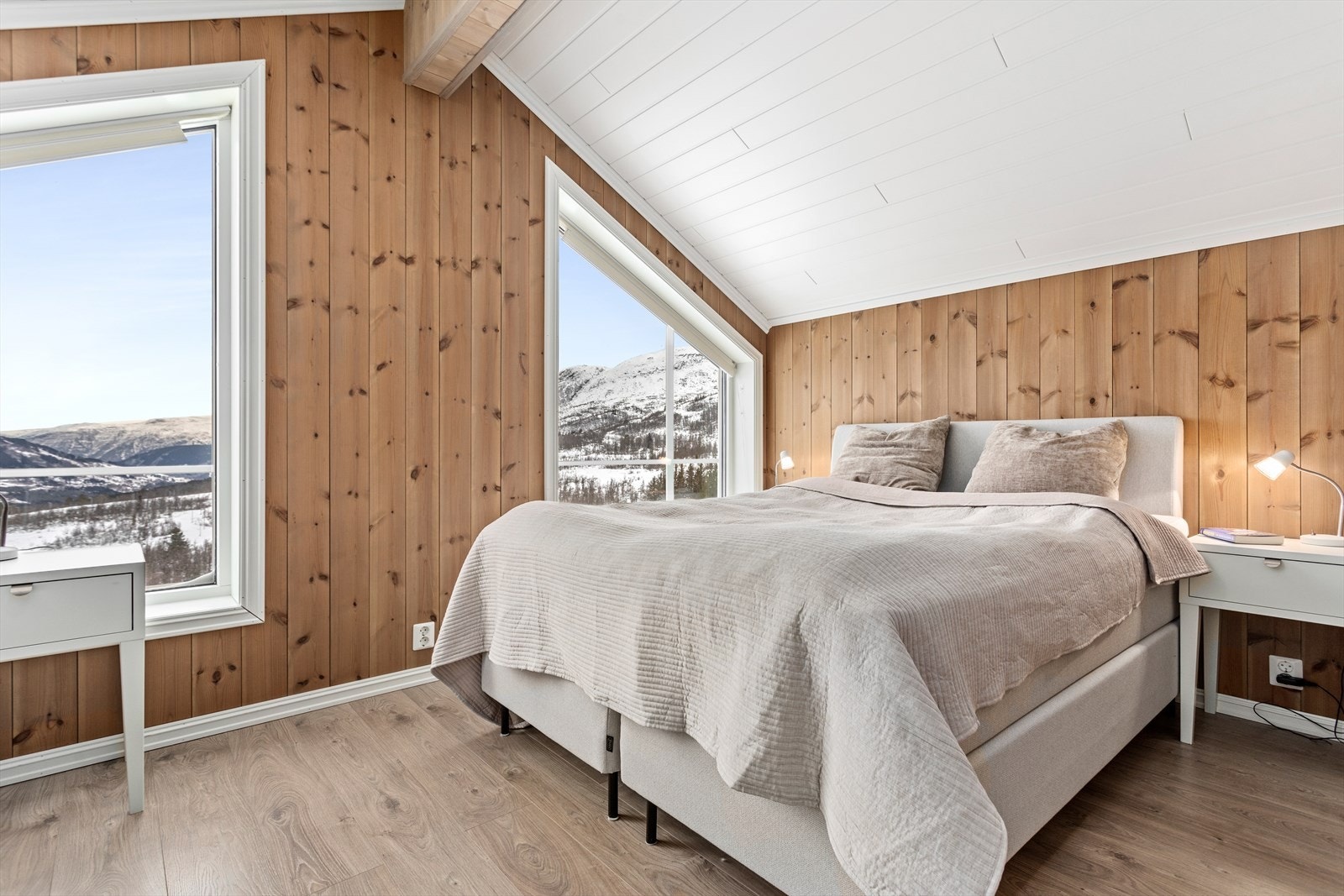 Loftet har også 2 romslege soverom med god takhøgd og skrå himling. Her har ein god god plass til fleire senger og ynskja garderobeløysing. Galleribilde