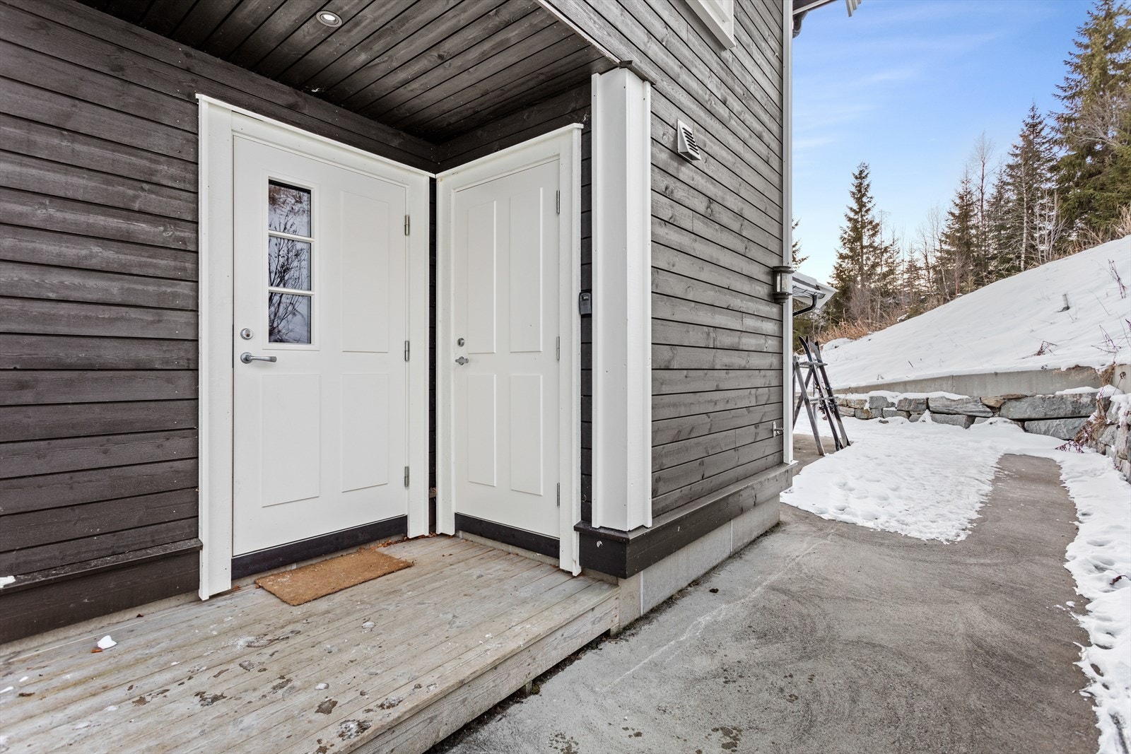 Hytta har lett tilkomst frå bakkeplan og treplatting ved inngangspartiet. Eigen tilkomst til vaskerom like ved. Galleribilde