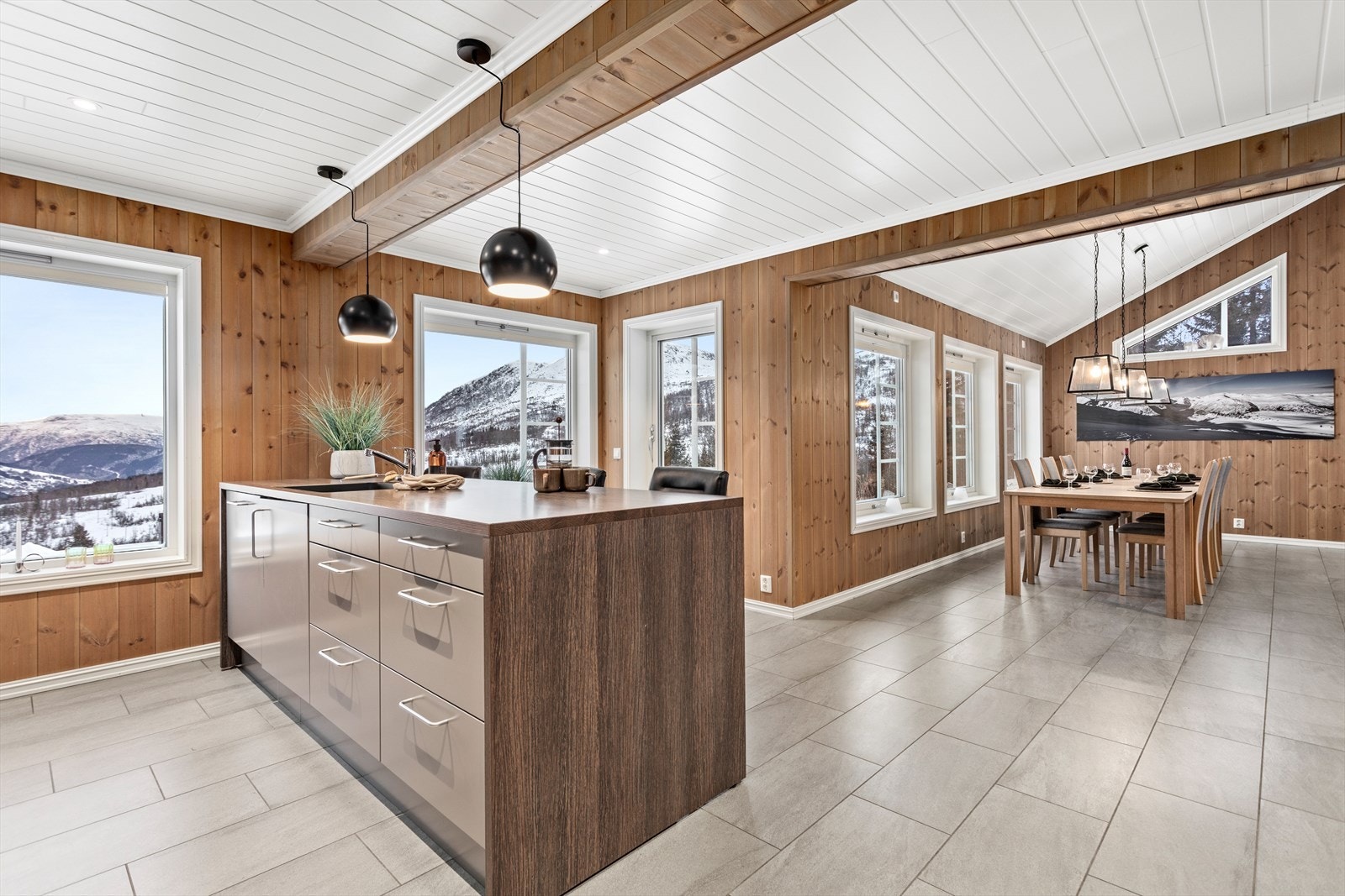 Kjøkkenet har også ei sosial og praktisk frittståande øy med oppvaskkum og spiseplass. Galleribilde