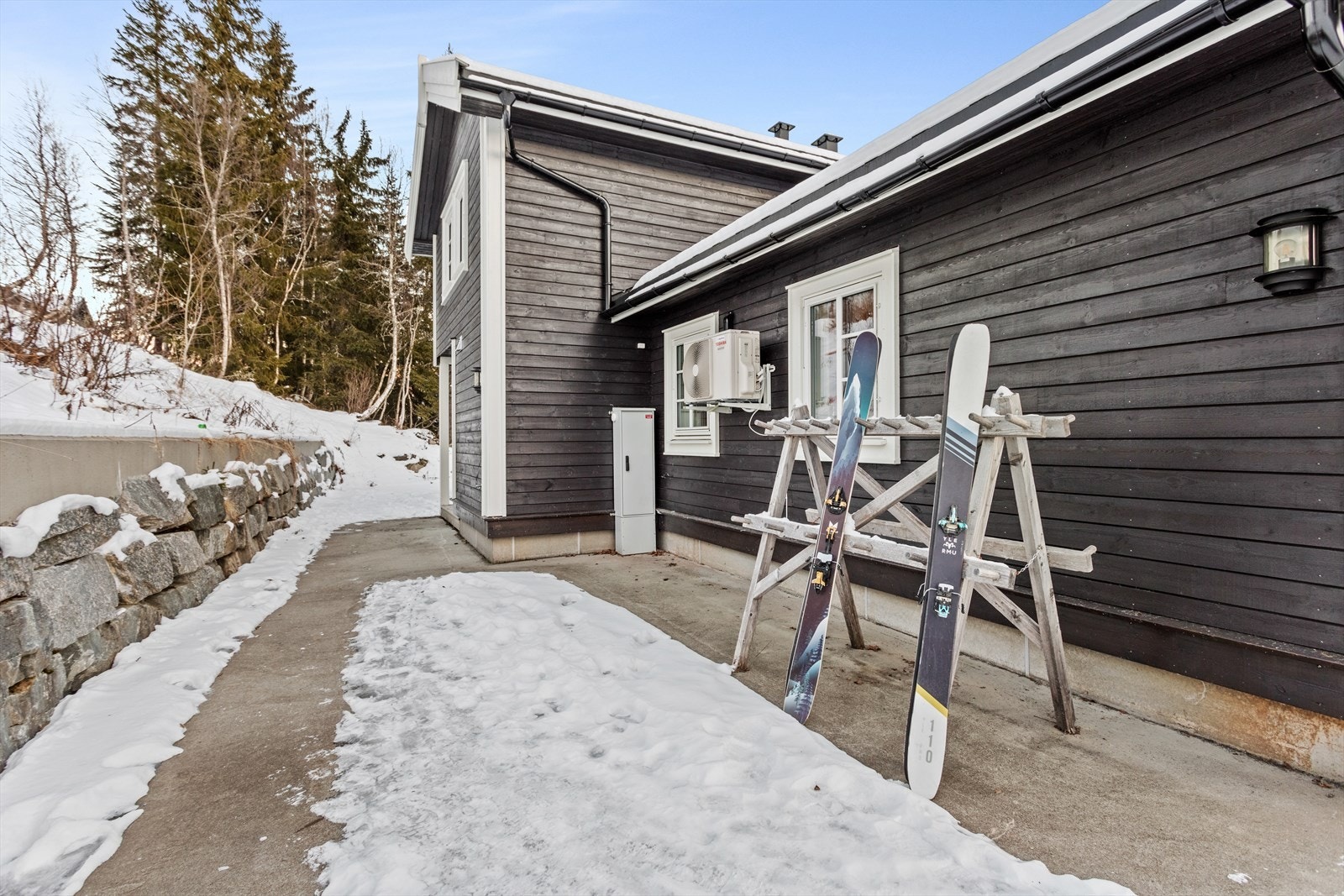 Det er dekke av betong rundt hele hytta, lett å vedlikeholde Galleribilde