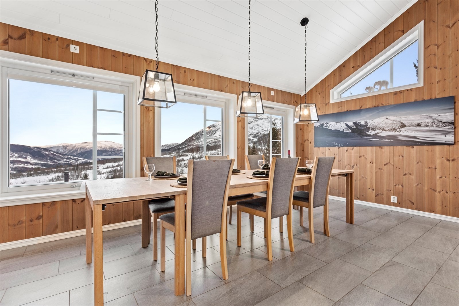 Romsleg eteplass med store vindaugsflater og fantastisk utsikt mot fjellandskapet. Galleribilde