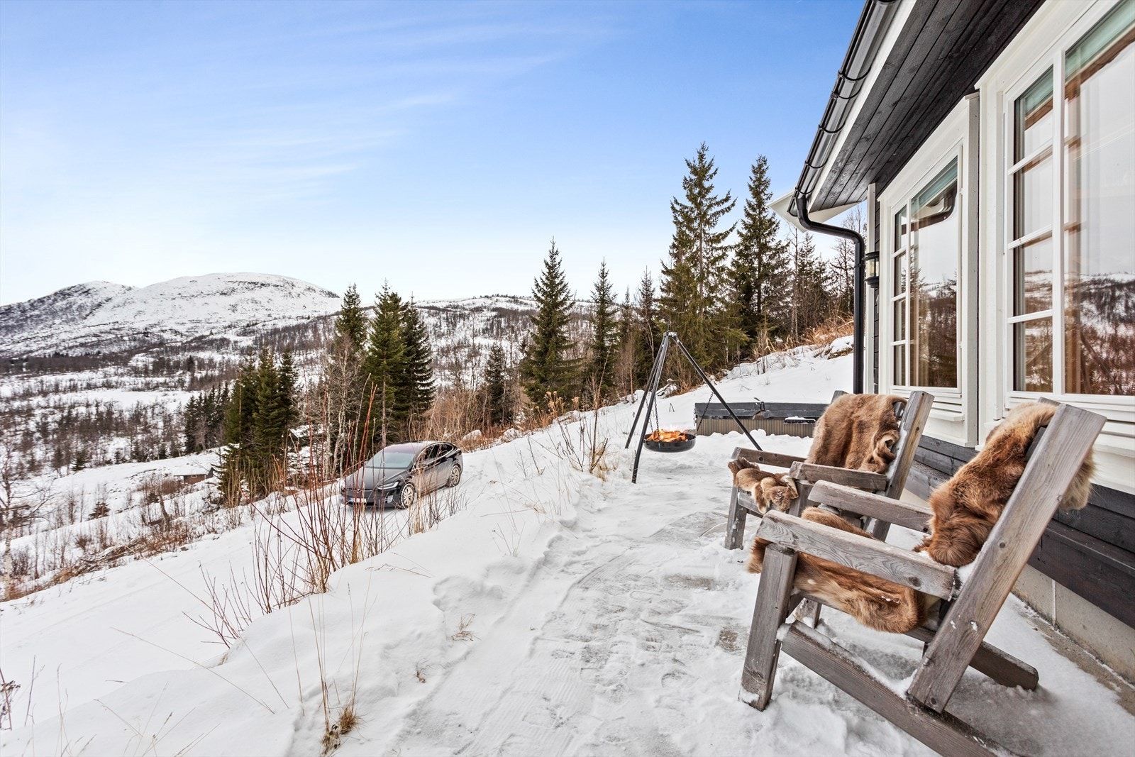 Uteplass langs hytta - perfekt for ein pause etter skituren. Galleribilde
