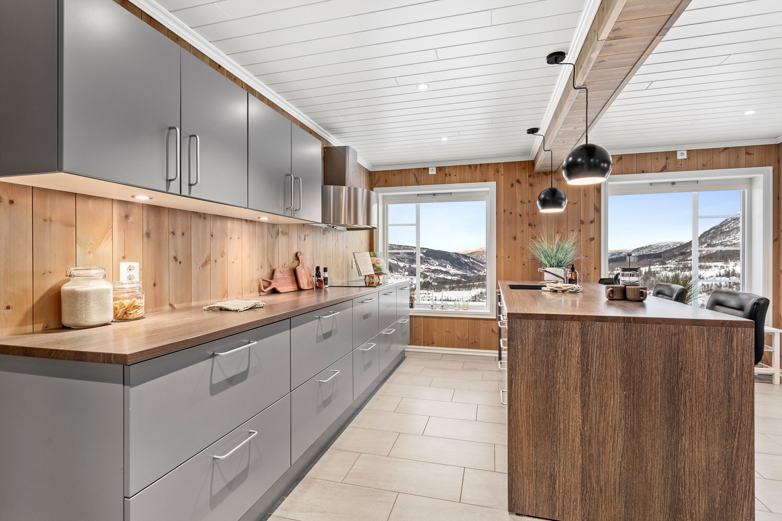 Kjøkkenet er stilreint og velutstyrt med god lagringsplass. Galleribilde