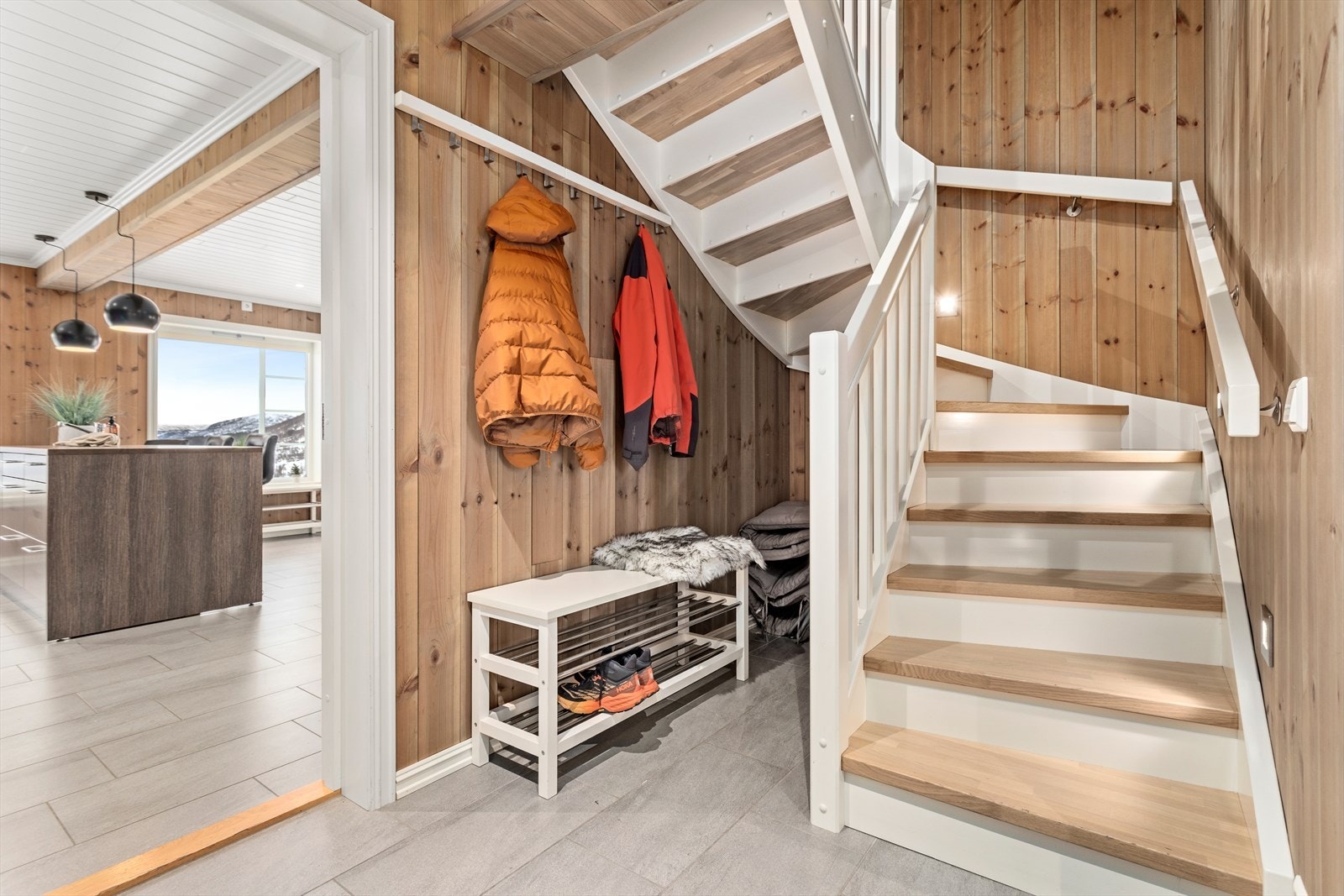 Frå vindfanget er det 180 graders svingtrapp med trerekkverk opp til loftet. Galleribilde