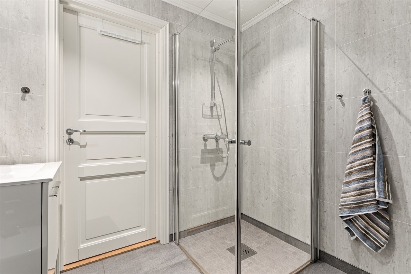 Praktisk med eige bad i 2. etg. Badet inneheld alt ein treng. Galleribilde