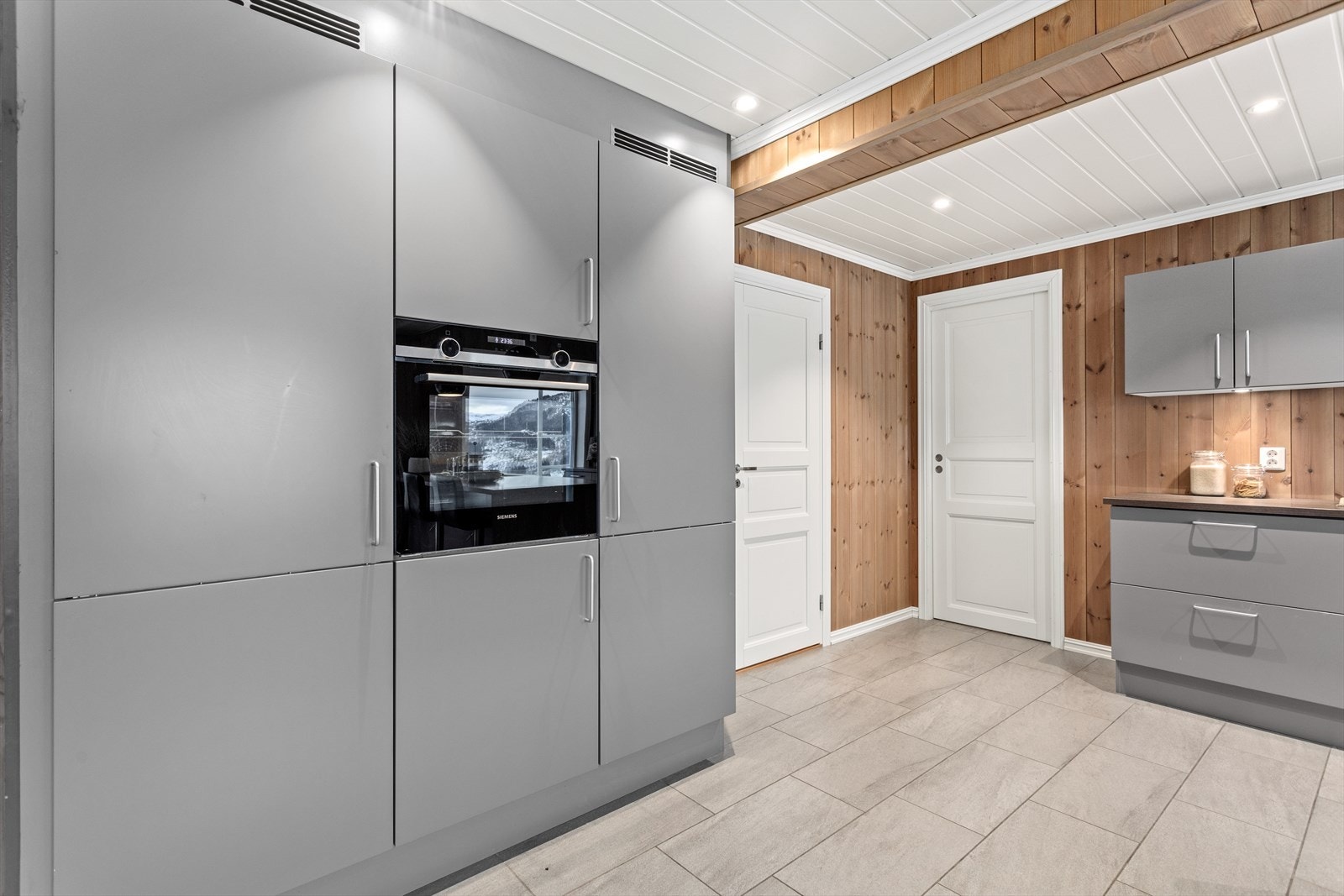 Kvitevarer er integrerte og består av kjøleskåp, fryseskåp, oppvaskmaskin, steikomn og platetopp. Galleribilde