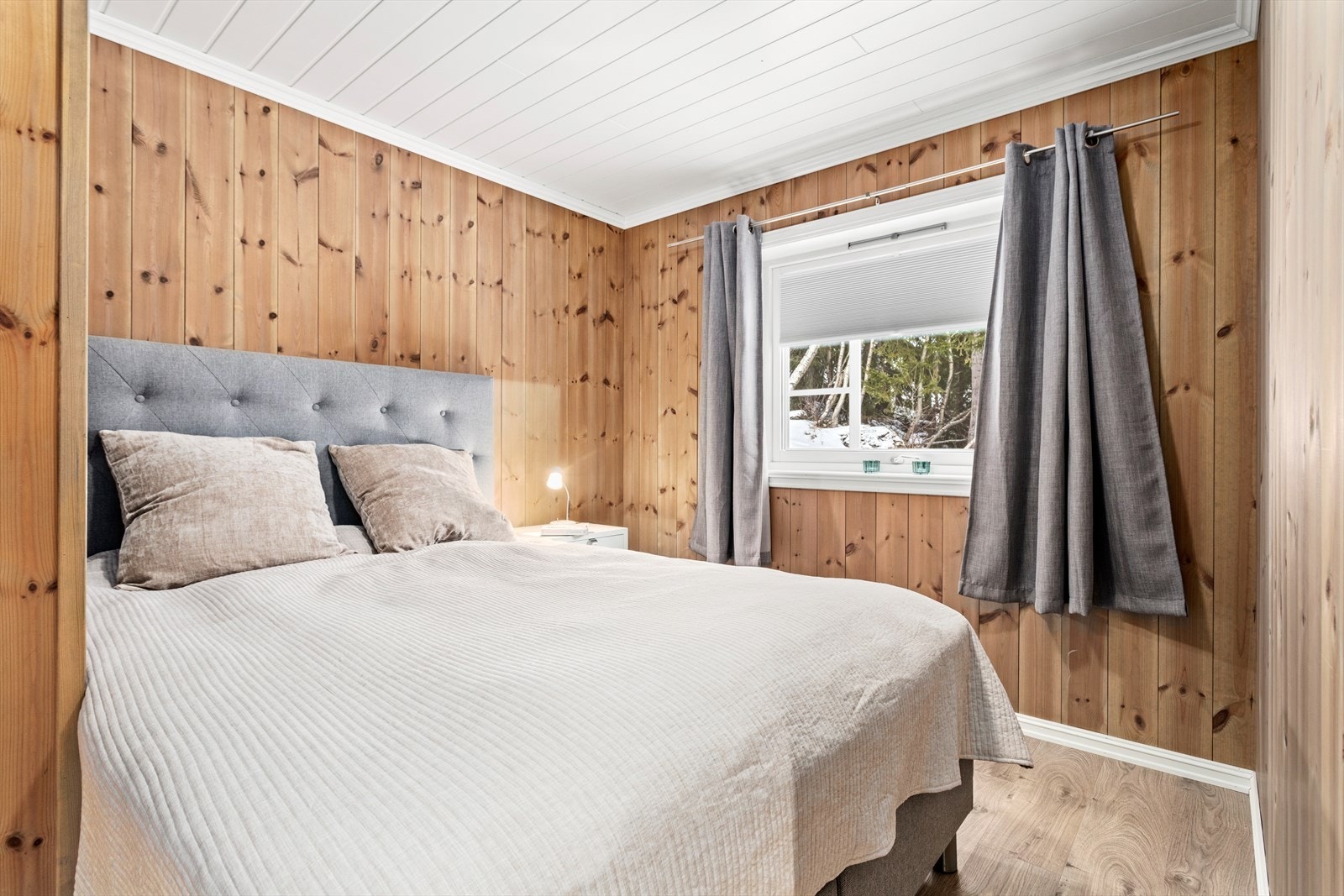 1.etg. har 3 soverom av ulik storleik med plass til enten familieseng, dobbeltseng eller enkeltsenger. Galleribilde