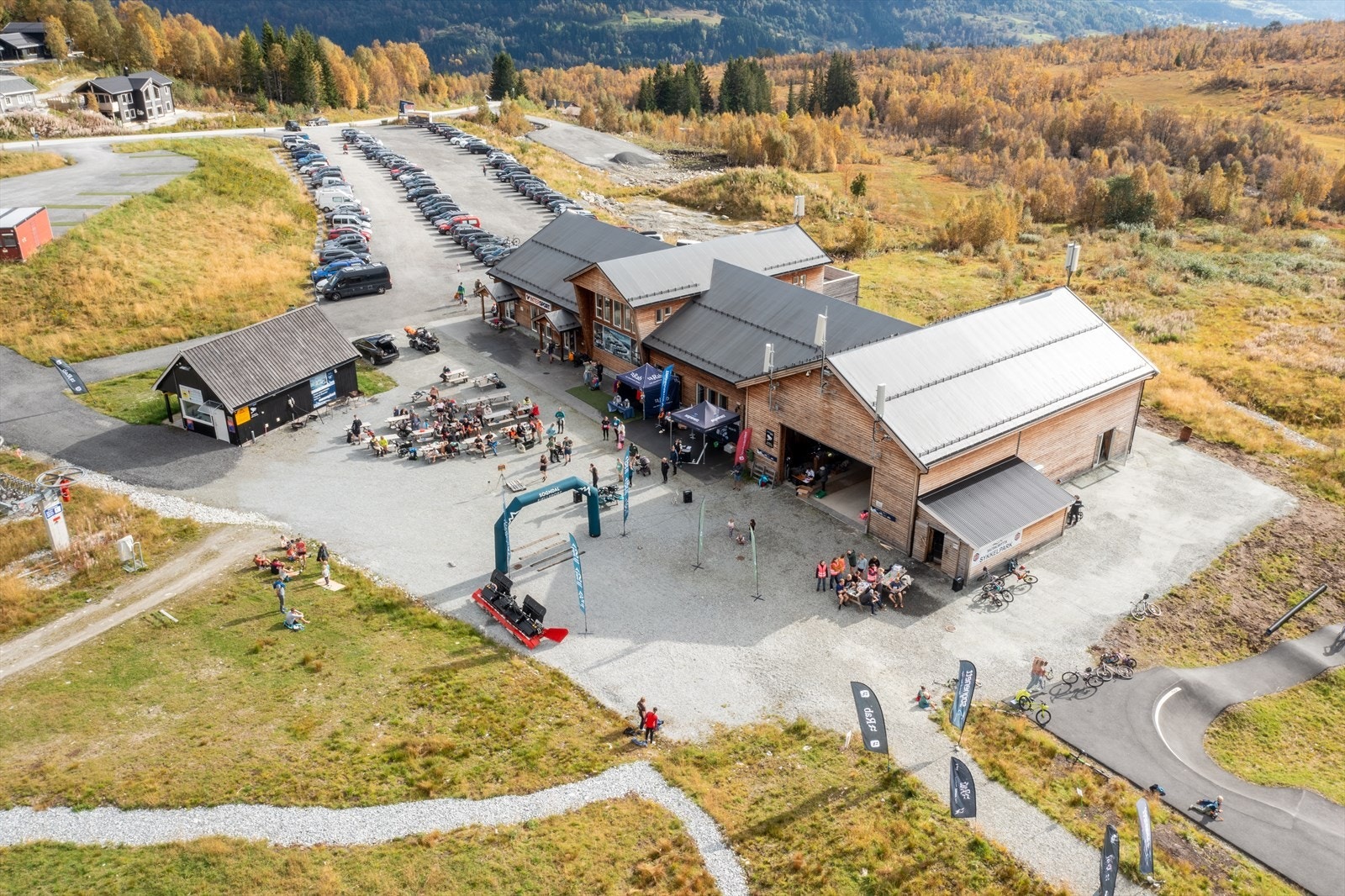 Sommarstid kan ein gå fjellturar i vakker natur, ferskvassfiske i Sogndalsdalen og leike seg i ein km- lang lågterskel sykkelløype. Galleribilde