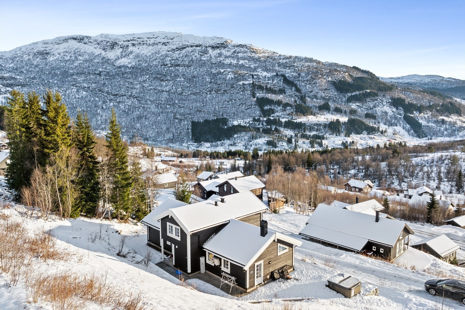 Tomta er delvis opparbeida og ligg i skrådd terreng. Galleribilde