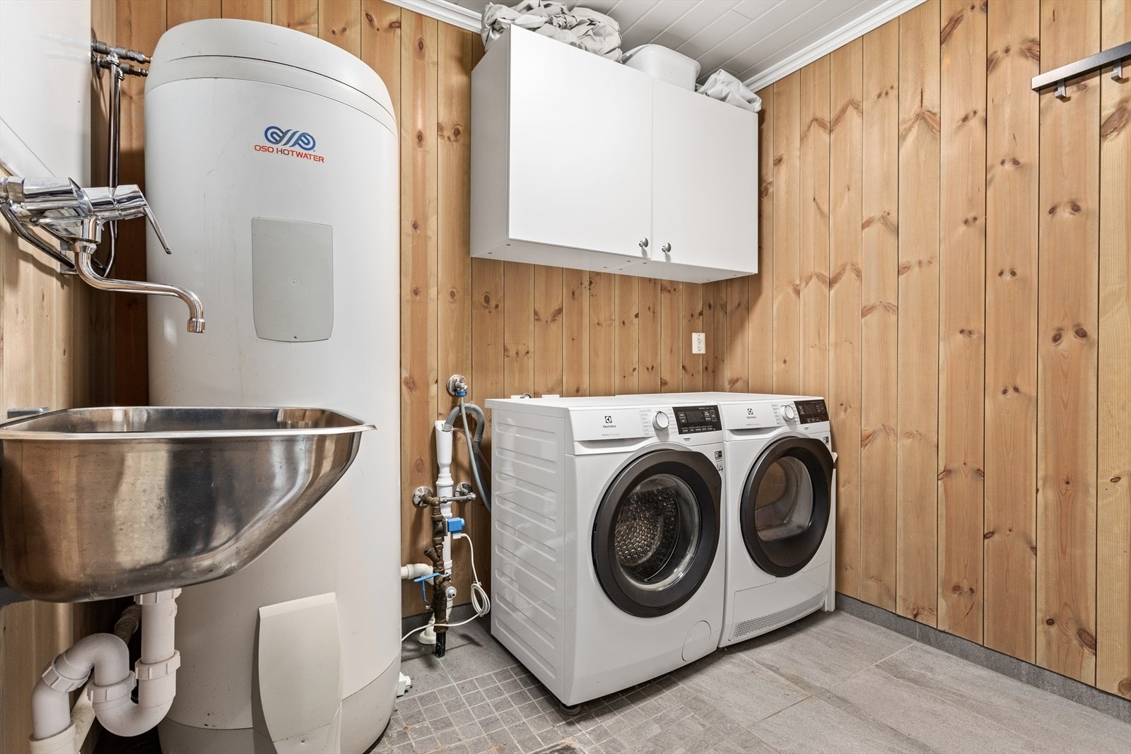 Vaskerommet er innreia med utslagsvask og opplegg til vaskemaskin/tørketrommel. Det er nytta flis på golv og panel på veggar. Vaskerommet har også utvendig tilkomst. Galleribilde