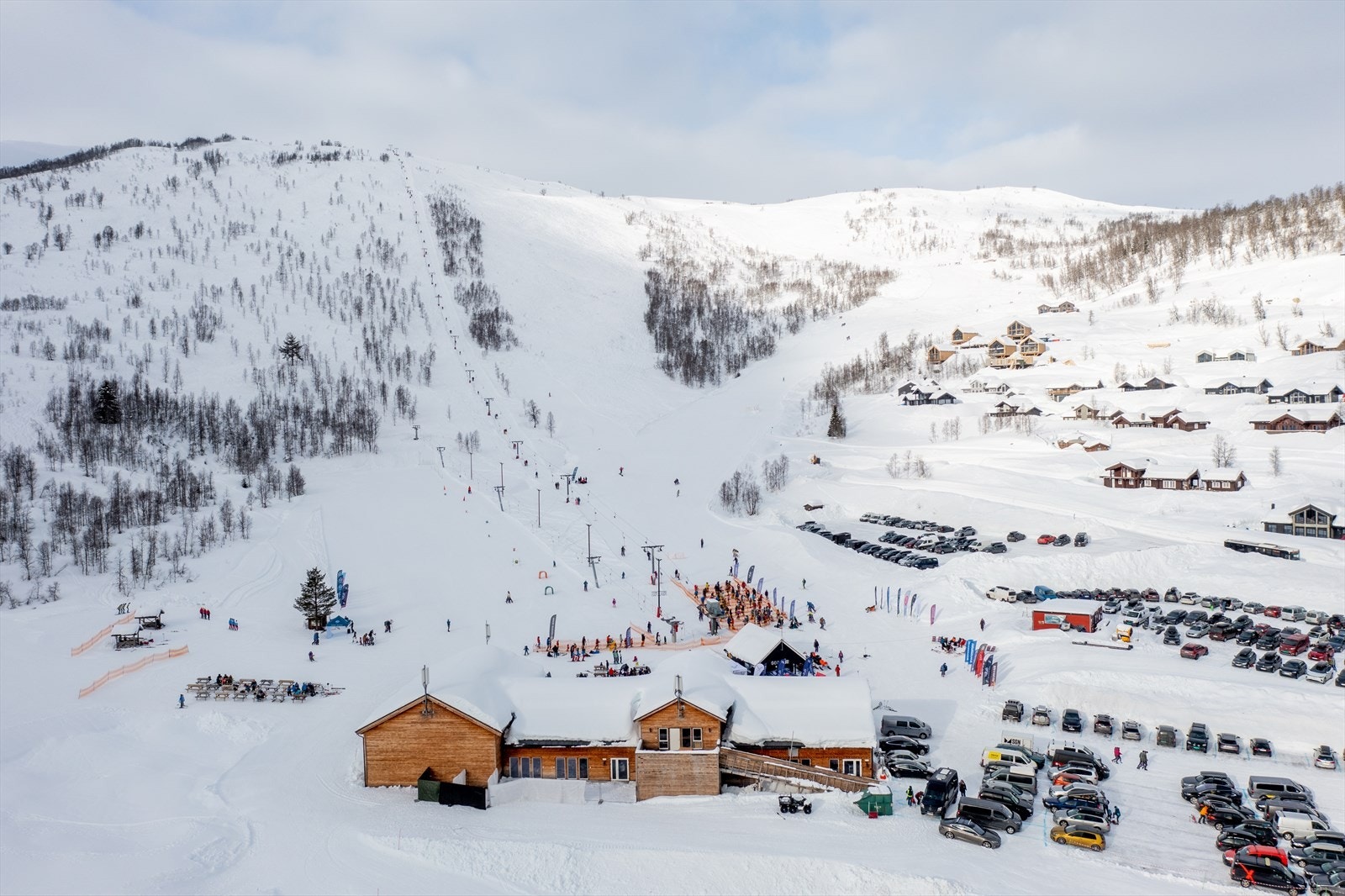 Fjellkaféen Dalaloven tilbyr noko varmt å drikke og godt å bite i. Her er det også sal av skipass, skiutleige, sportsbutikk og utleige av terrengsyklar, pumptracksyklar og el-syklar. Galleribilde