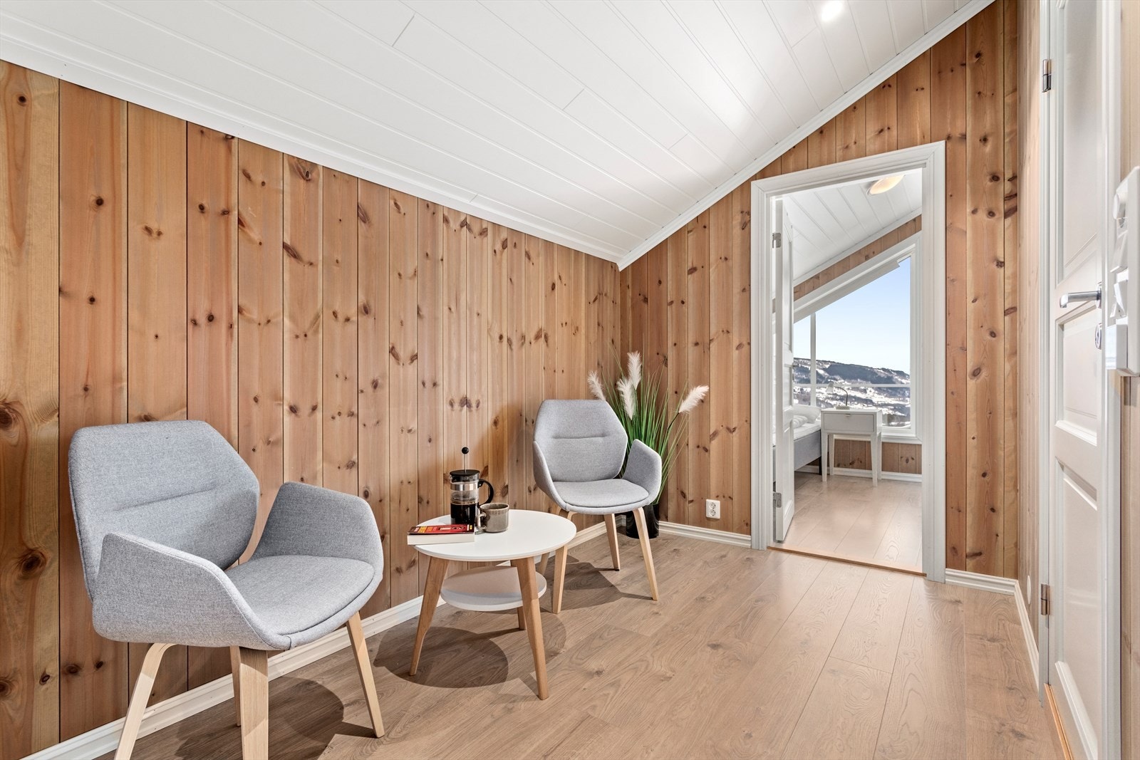 I gangareal er det plass til innreiing av ei lita sittegruppe eller moglegheit for oppbevaringsplass. Galleribilde